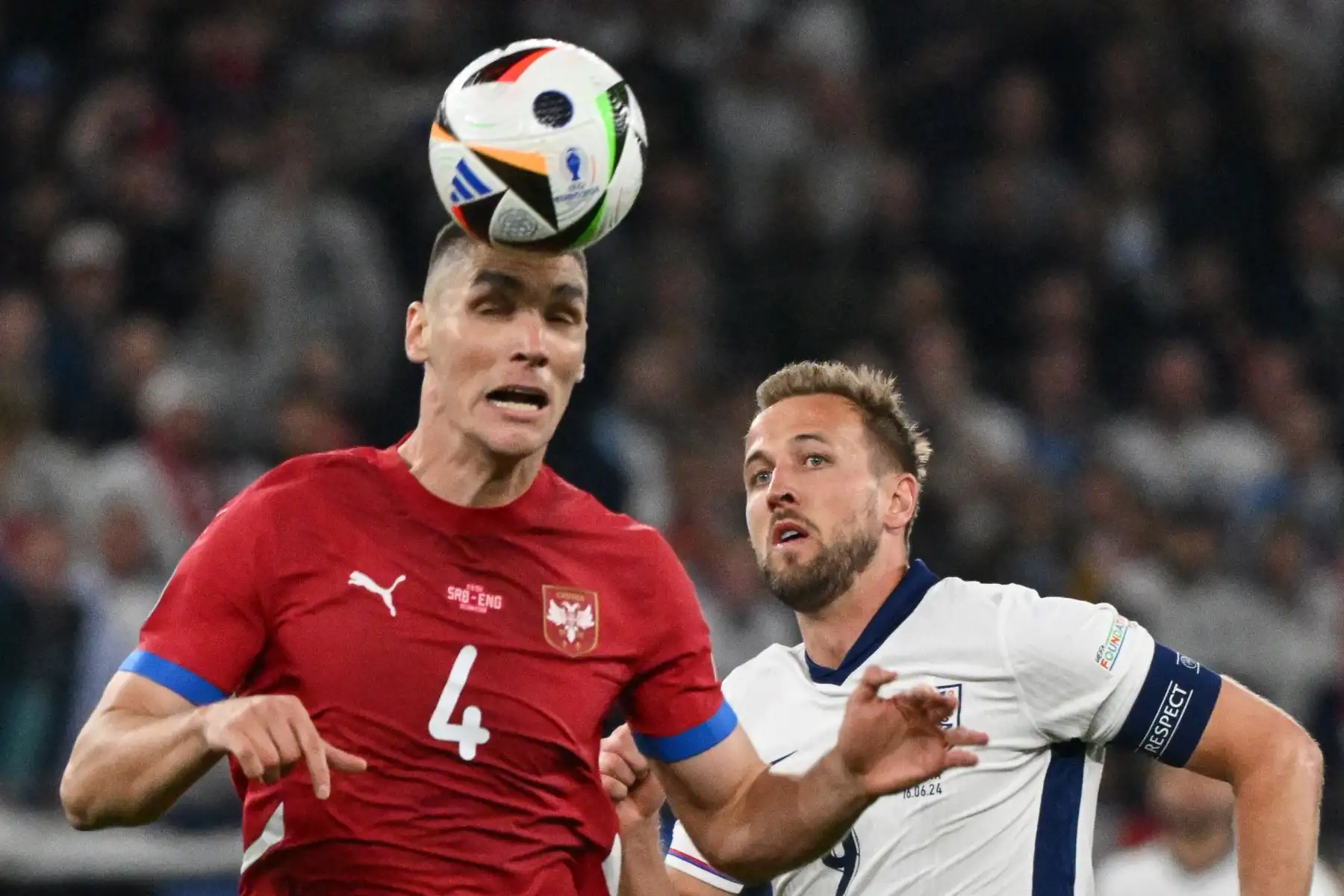 El defensor serbio, Nikola Milenkovic encabeza el balón junto al delantero inglés, Harry Kane durante el partido de fútbol del Grupo C de la UEFA Euro 2024 entre Serbia e Inglaterra en el Arena AufSchalke en Gelsenkirchen.
Foto: AFP