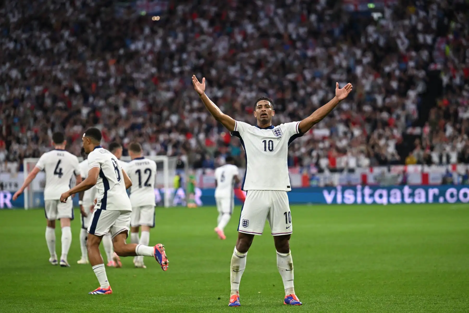 El centrocampista de Inglaterra,  Jude Bellingham celebra marcar el primer gol de su equipo durante el partido de fútbol del Grupo C de la UEFA Euro 2024 entre Serbia e Inglaterra en el Arena AufSchalke en Gelsenkirchen.
Foto: AFP