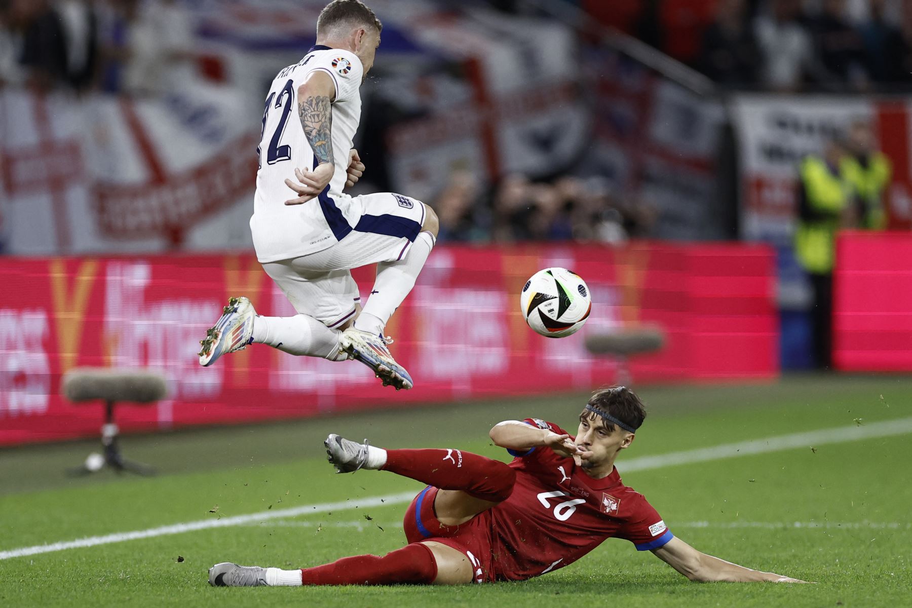 El defensor de Inglaterra, Kieran Trippier salta sobre el mediocampista de Serbia, Veljko Birmancevic durante el partido de fútbol del Grupo C de la UEFA Euro 2024 entre Serbia e Inglaterra en el Arena AufSchalke en Gelsenkirchen.
Foto: AFP