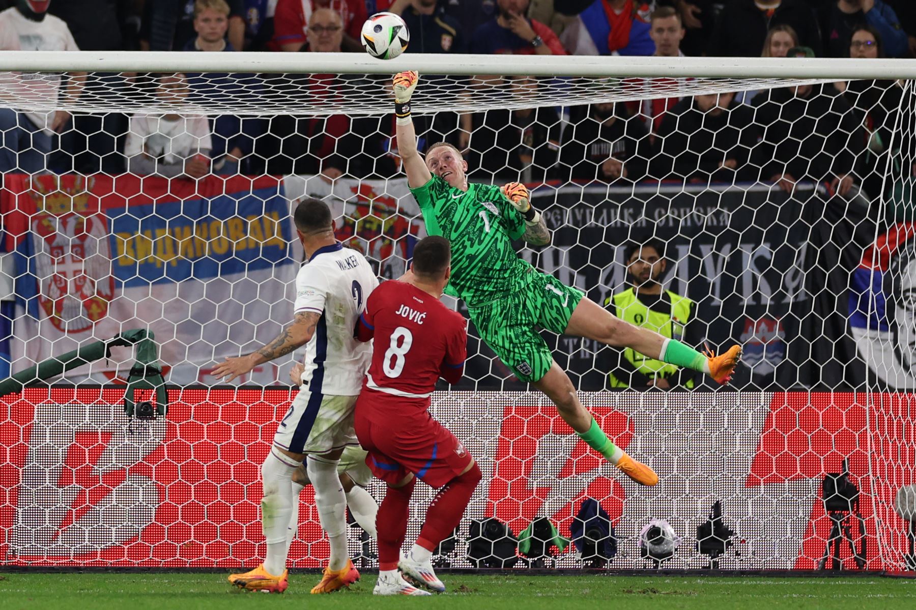 El portero de Inglaterra, Jordan Pickford golpea el balón durante el partido de fútbol del Grupo C de la UEFA Euro 2024 entre Serbia e Inglaterra en el Arena AufSchalke en Gelsenkirchen.
Foto: AFP
