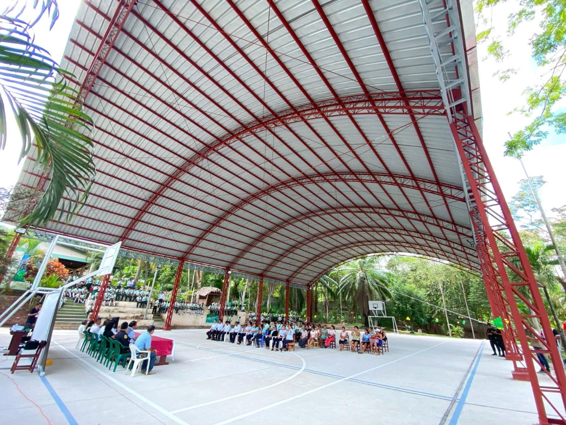 Más de 5,000 estudiantes de 11 colegios de la región San Martín se beneficiaron con la implementación de techos metálicos que los protegerá del fuerte sol o de las lluvias. ANDINA/Difusión