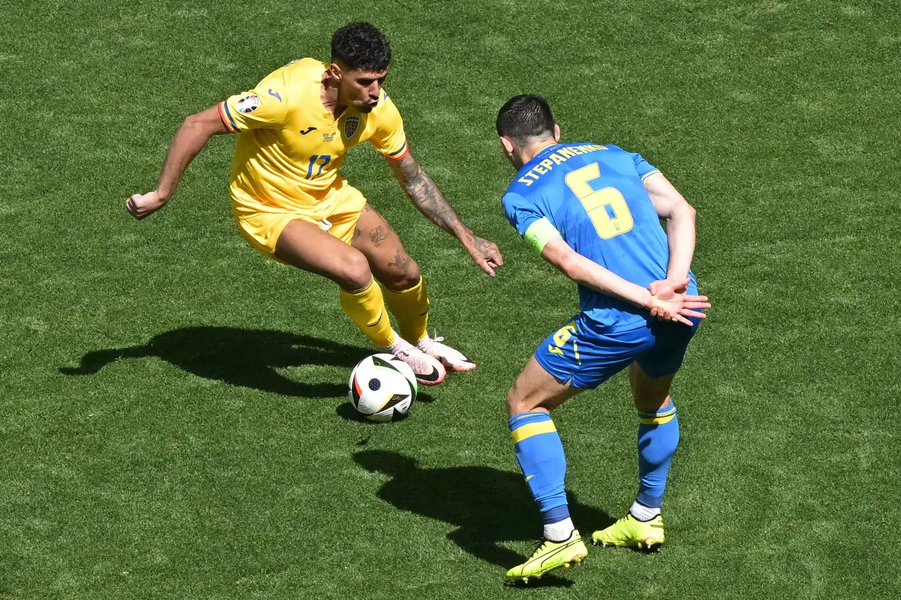 El delantero rumano, Florinel Coman compite por el balón con el mediocampista ucraniano, Taras Stepanenko durante el partido de fútbol del Grupo E de la UEFA Euro 2024 entre Rumania y Ucrania en el Munich Football Arena en Munich.
Foto: AFP