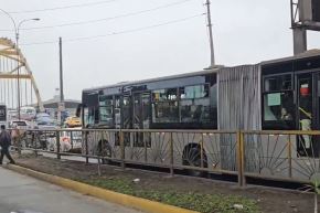 Bus del Metropolitano queda varado cerca de la estación Caquetá. Foto:Facebook.