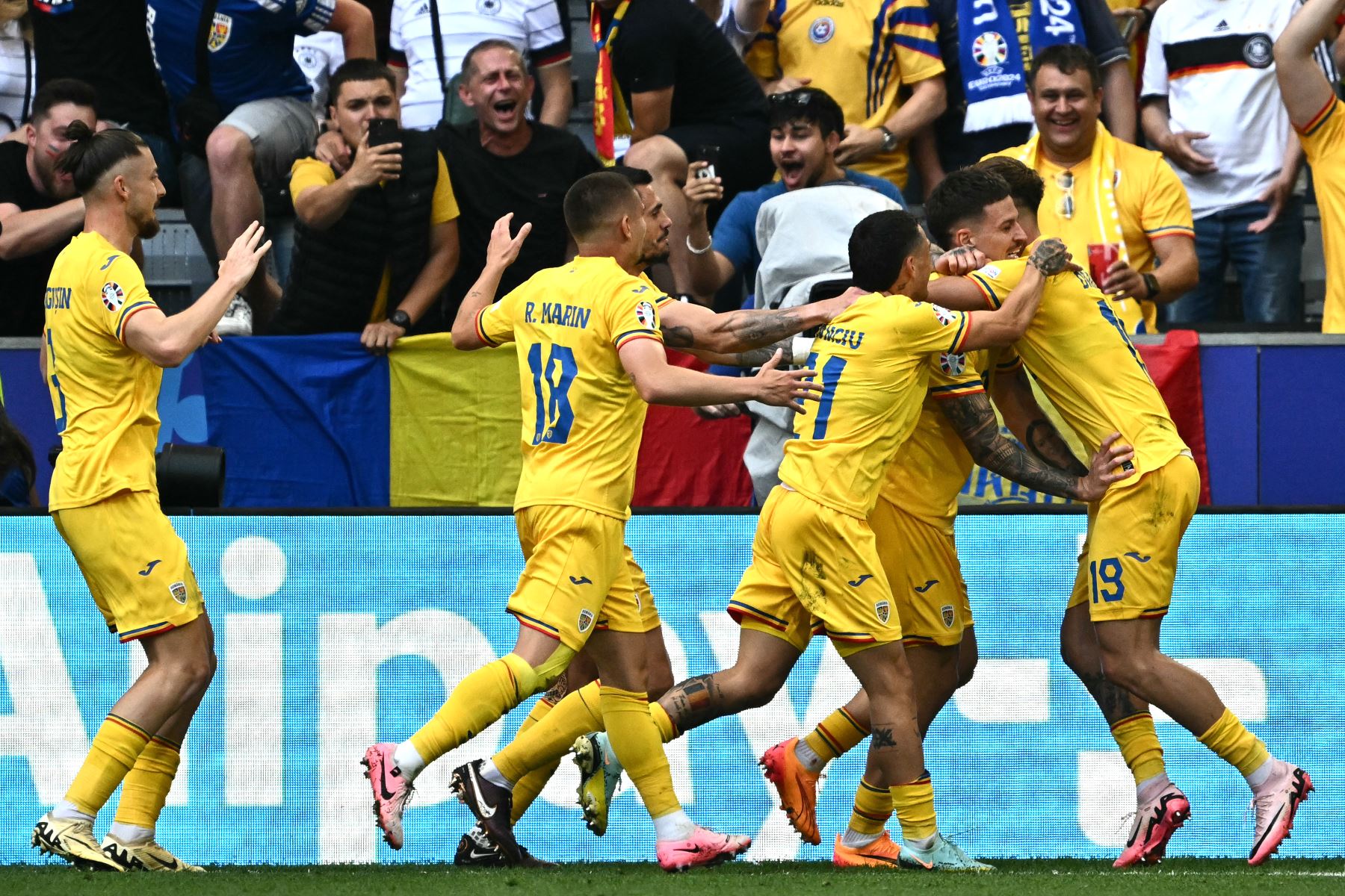 El delantero rumano Denis Dragus celebra marcar el tercer gol de su equipo con sus compañeros durante el partido de fútbol del Grupo E de la UEFA Euro 2024 entre Rumania y Ucrania en el Munich Football Arena en Munich.
Foto: AFP