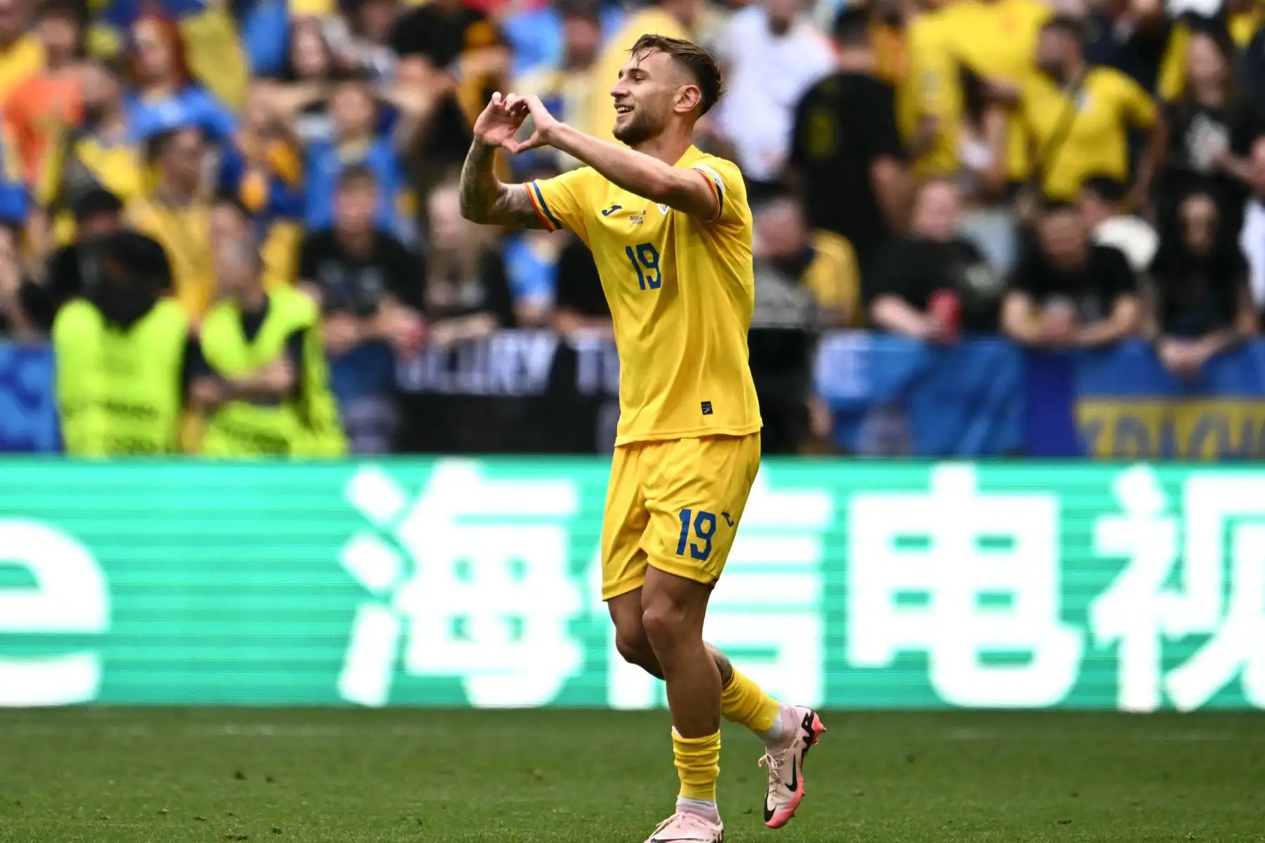 El delantero rumano Denis Dragus celebra marcar el tercer gol de su equipo durante el partido de fútbol del Grupo E de la UEFA Euro 2024 entre Rumania y Ucrania en el Munich Football Arena en Munich.
Foto: AFP