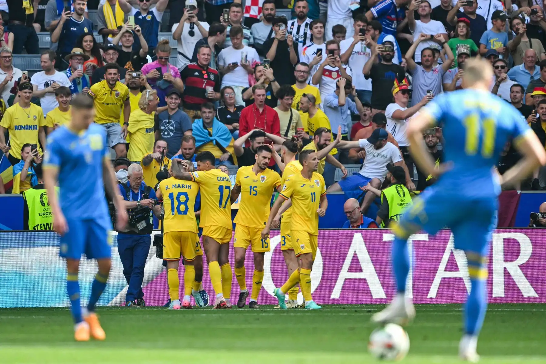 Los jugadores de Rumania celebran marcar su tercer gol durante el partido de fútbol del Grupo E de la UEFA Euro 2024 entre Rumania y Ucrania en el Munich Football Arena en Munich .
Foto: AFP