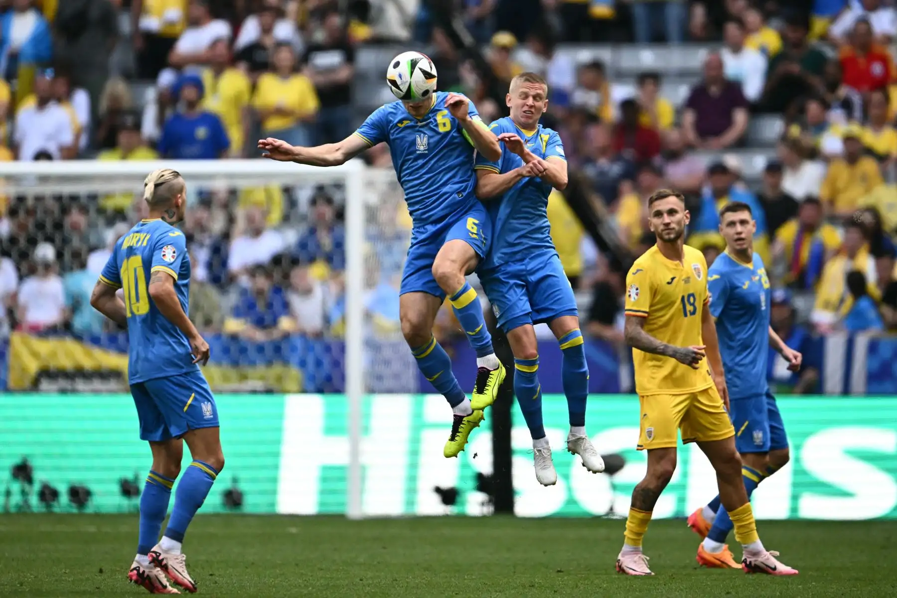 El centrocampista ucraniano, Taras Stepanenko encabeza el balón durante el partido de fútbol del Grupo E de la UEFA Euro 2024 entre Rumania y Ucrania en el Munich Football Arena en Munich.
Foto: AFP