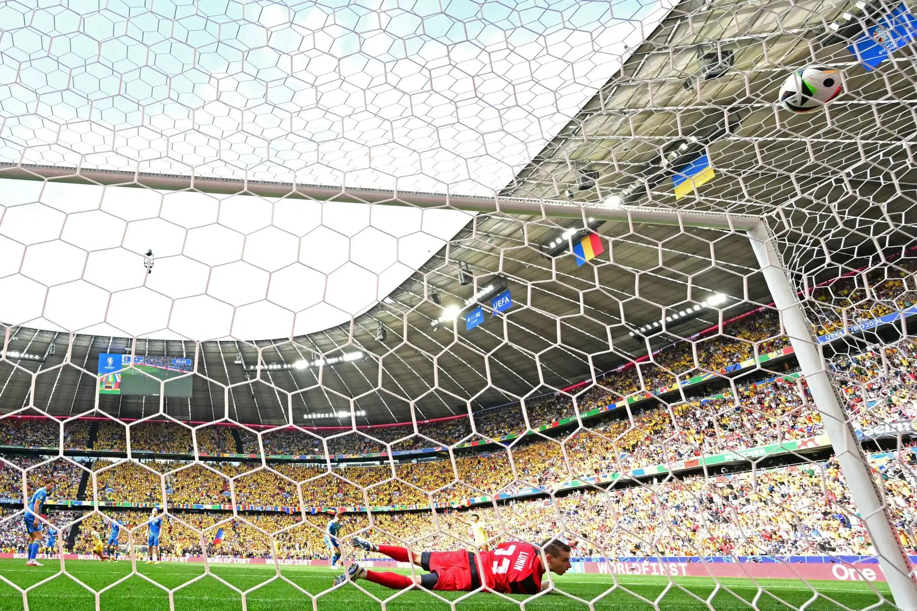 El portero ucraniano,  Andriy Lunin concede el segundo gol al mediocampista rumano, Razvan Marin durante el partido de fútbol del Grupo E de la UEFA Euro 2024 entre Rumania y Ucrania en el Munich Football Arena en Munich.
Foto: AFP