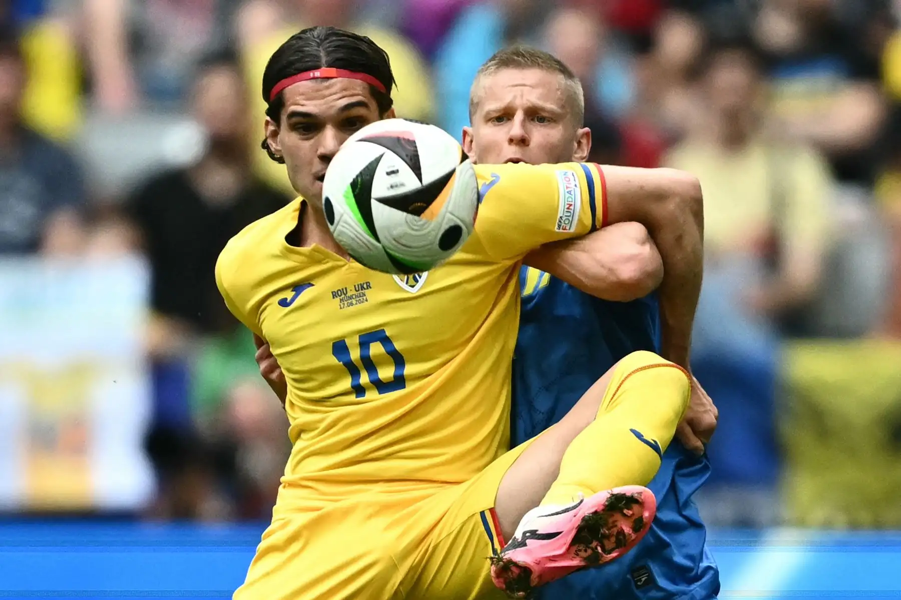 El mediocampista rumano,  Ianis Hagi y el defensor ucraniano, Oleksandr Zinchenko compiten por el balón durante el partido de fútbol del Grupo E de la UEFA Euro 2024 entre Rumania y Ucrania en el Munich Football Arena en Munich.
Foto: AFP