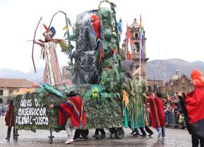 Continúa el homenaje a Cusco por su mes jubilar. En la plaza de Armas se realizó el desfile de alegorías gigantes que cautivaron a miles de cusqueños y turistas. ANDINA/Percy Hurtado Santillán