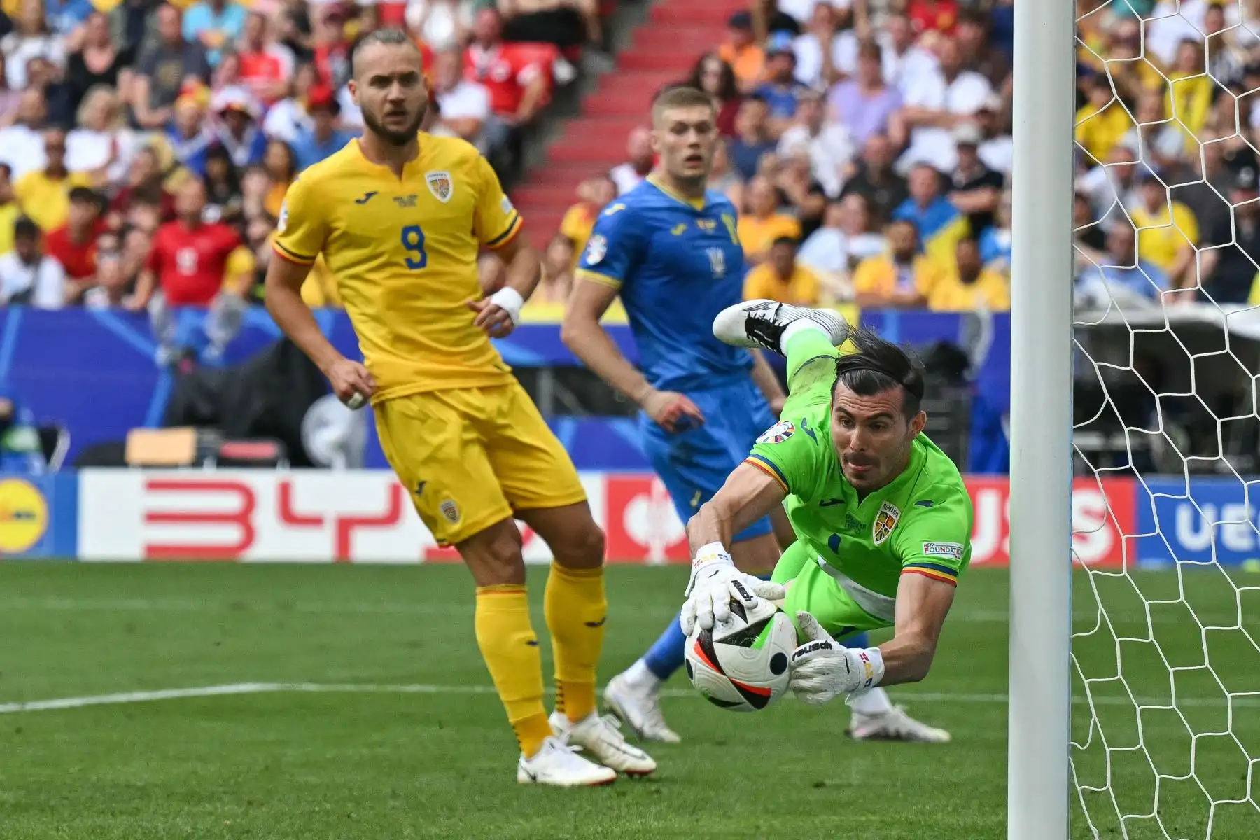 El portero rumano  Florin Nita salva un balón durante el partido de fútbol del Grupo E de la UEFA Euro 2024 entre Rumania y Ucrania en el Munich Football Arena en Munich.
Foto: AFP