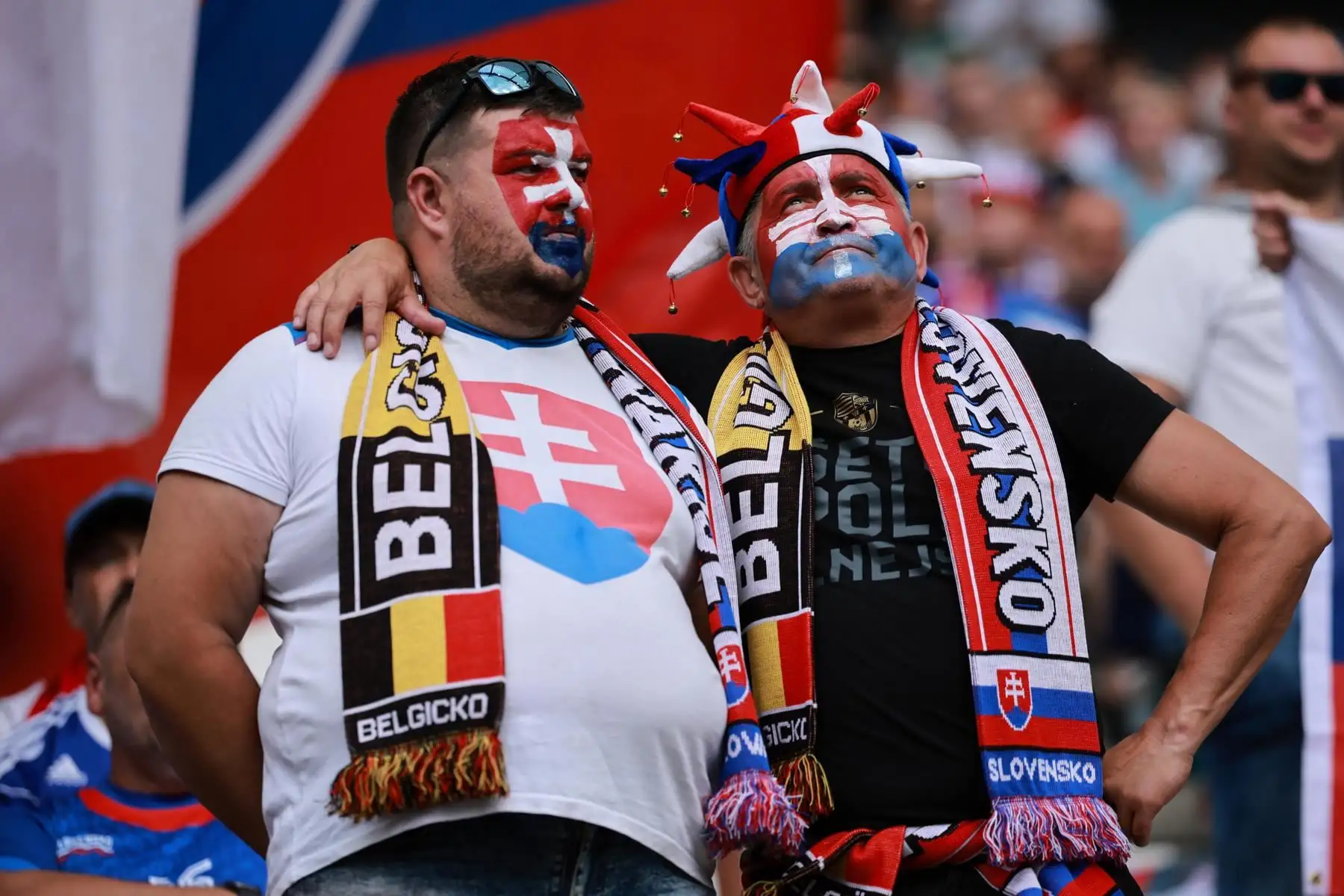 Los seguidores de Eslovaquia animan antes del partido del grupo E de la UEFA EURO 2024 entre Bélgica y Eslovaquia, en Frankfurt Main (Alemania). Foto: EFE