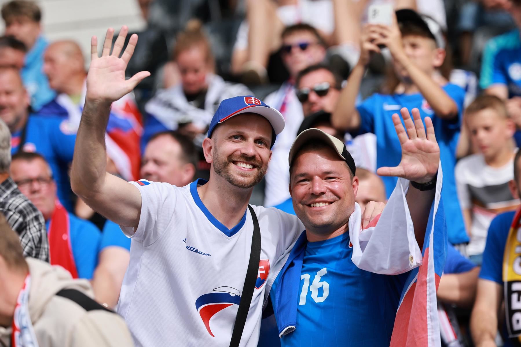 Los seguidores de Eslovaquia animan antes del partido del grupo E de la UEFA EURO 2024 entre Bélgica y Eslovaquia, en Frankfurt Main (Alemania). Foto: EFE