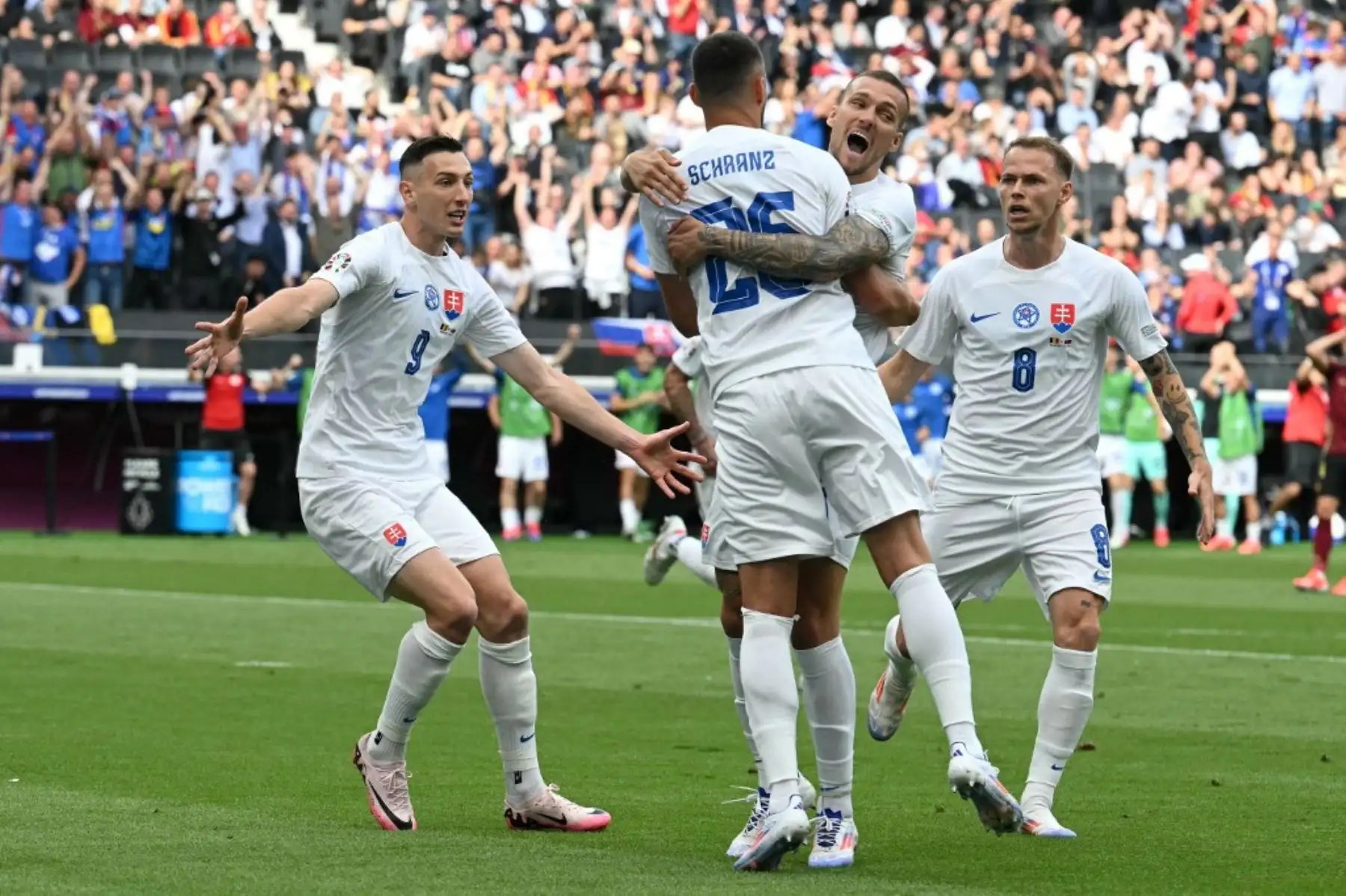 El delantero eslovaco Ivan Schranz celebra con sus compañeros de equipo después de marcar su primer gol durante el partido de fútbol del Grupo E de la UEFA Euro 2024 entre Bélgica y Eslovaquia en el Frankfurt Arena de Frankfurt am Main el 17 de junio de 2024. Foto: AFP