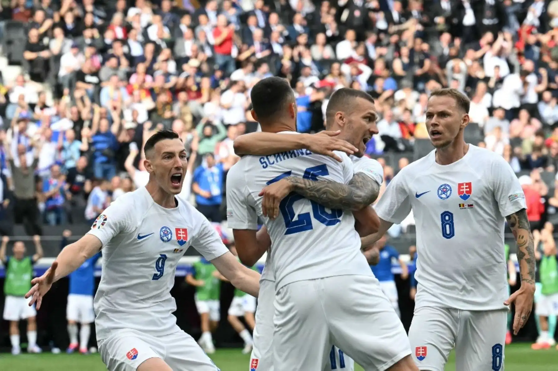 El delantero eslovaco Ivan Schranz celebra con sus compañeros de equipo después de marcar su primer gol durante el partido de fútbol del Grupo E de la UEFA Euro 2024 entre Bélgica y Eslovaquia en el Frankfurt Arena de Frankfurt am Main el 17 de junio de 2024. Foto: AFP