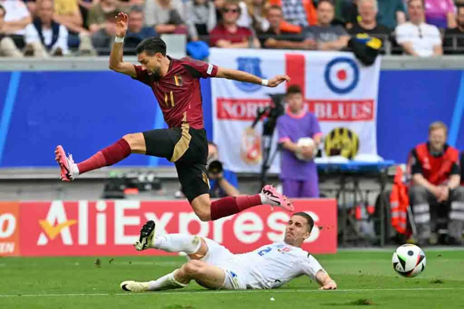 El defensor de Eslovaquia Peter Pekarik lucha por el balón con el delantero belga1 Yannick Carrasco durante el partido de fútbol del Grupo E de la UEFA Euro 2024 entre Bélgica y Eslovaquia en el Frankfurt Arena de Frankfurt am Main. Foto: AFP
