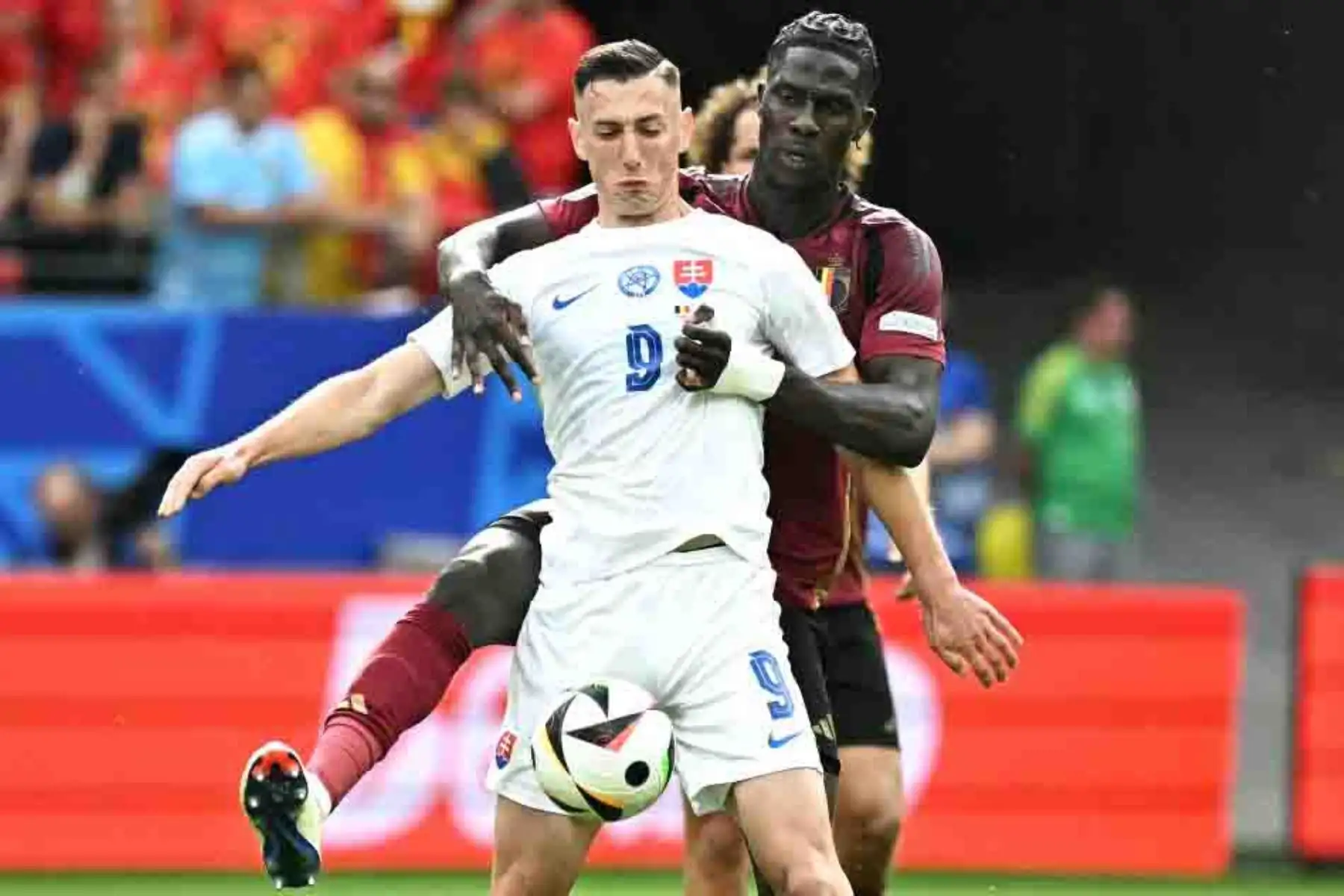 El delantero de Eslovaquia Robert Bozenik lucha por el balón con el centrocampista belga #24 Amadou Onana durante el partido de fútbol del Grupo E de la UEFA Euro 2024 entre Bélgica y Eslovaquia en el Frankfurt Arena de Frankfurt am Main. Foto: AFP
