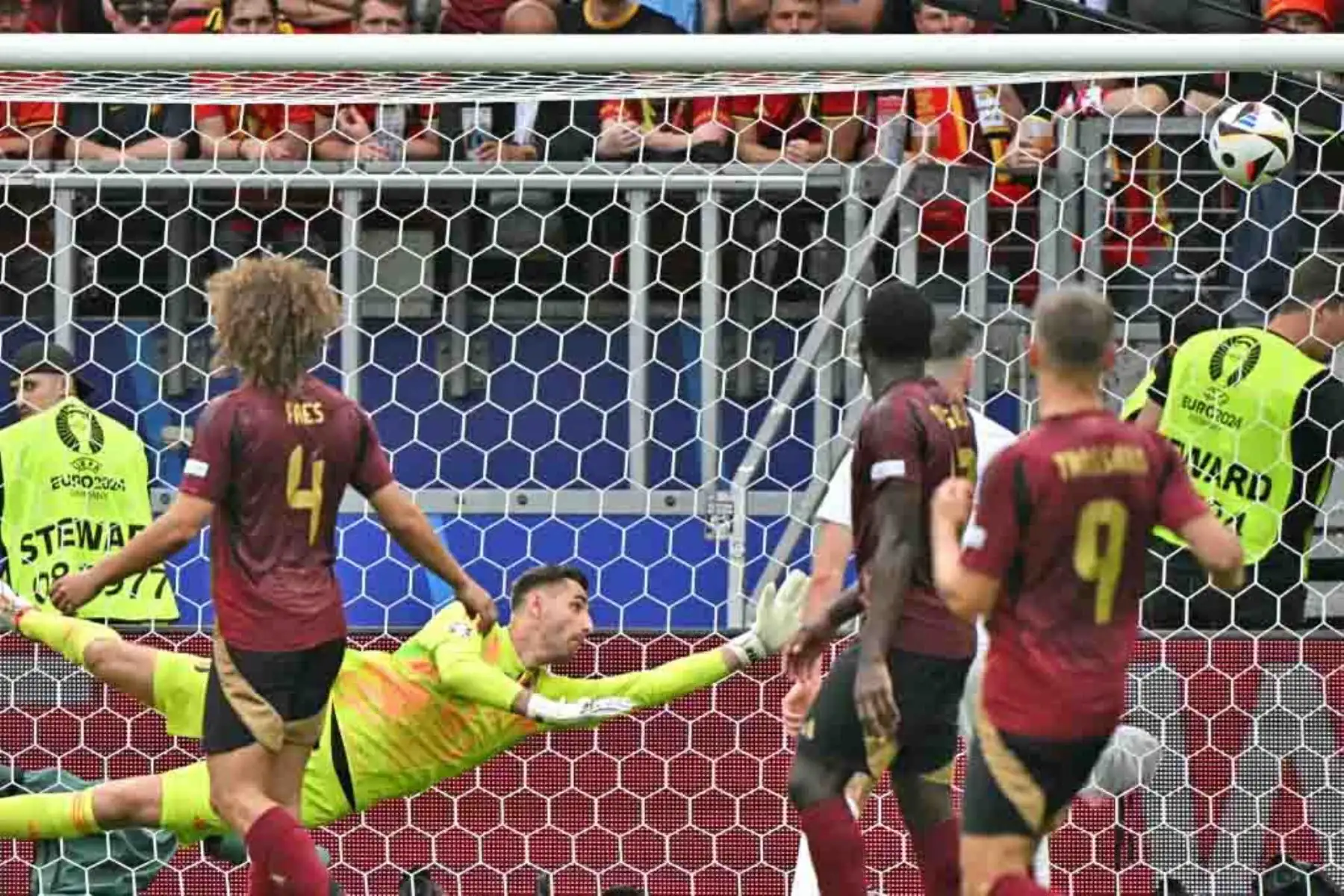 El portero belga Koen Casteels  se lanza y desvía un tiro durante el partido de fútbol del Grupo E de la UEFA Euro 2024 entre Bélgica y Eslovaquia en el Frankfurt Arena de Frankfurt am Main el 17 de junio de 2024. Foto: AFP