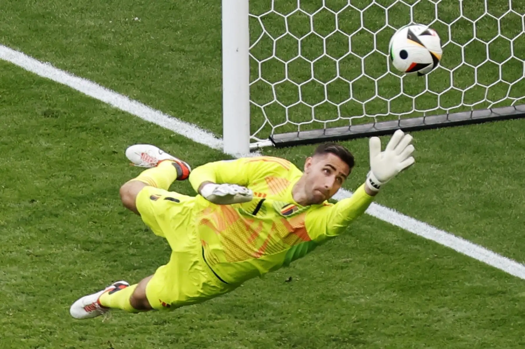 El portero belga Koen Casteels  se lanza y desvía un tiro durante el partido de fútbol del Grupo E de la UEFA Euro 2024 entre Bélgica y Eslovaquia en el Frankfurt Arena de Frankfurt am Main. Foto: EFE