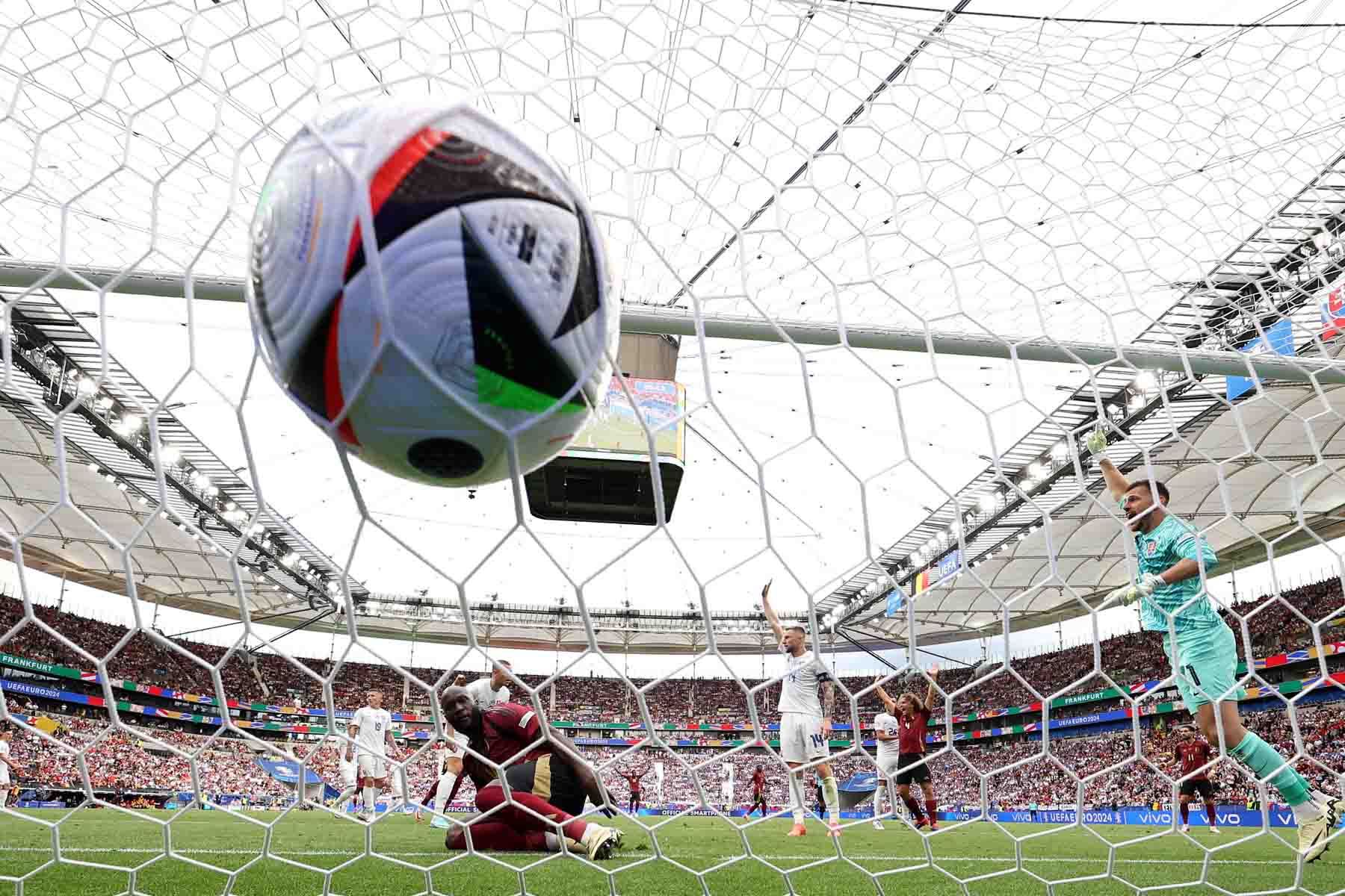 El belga Romelu Lukaku anota desde corta distancia, pero el gol fue anulado por fuera de juego entre Bélgica y Eslovaquia, en Frankfurt Main, Alemania. Foto: AFP