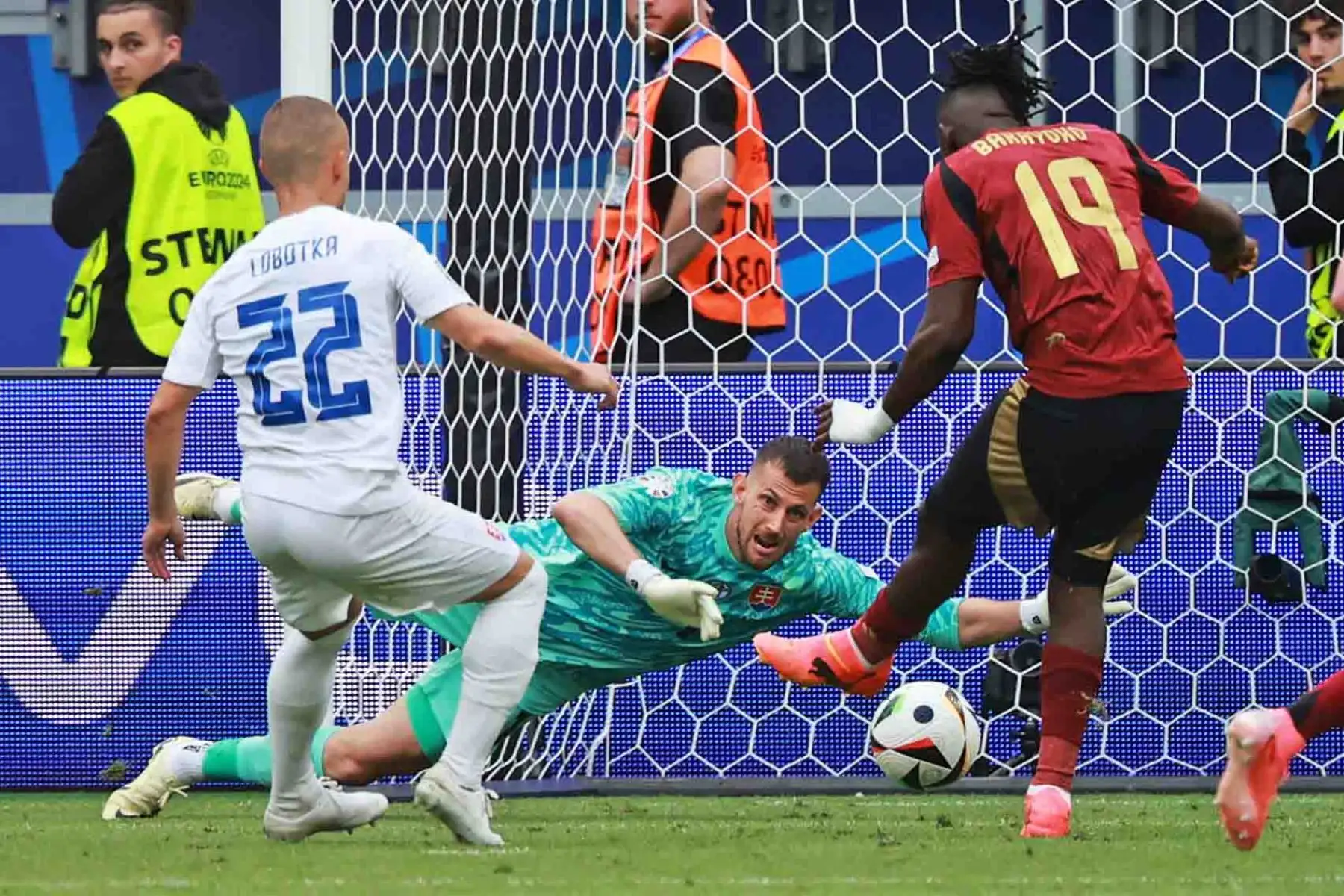 El belga Johan Bakayoko dispara a portería ante el portero eslovaco Martin Dubravka durante el partido del grupo E de la UEFA EURO 2024 entre Bélgica y Eslovaquia, en Frankfurt Main (Alemania). Foto: EFE