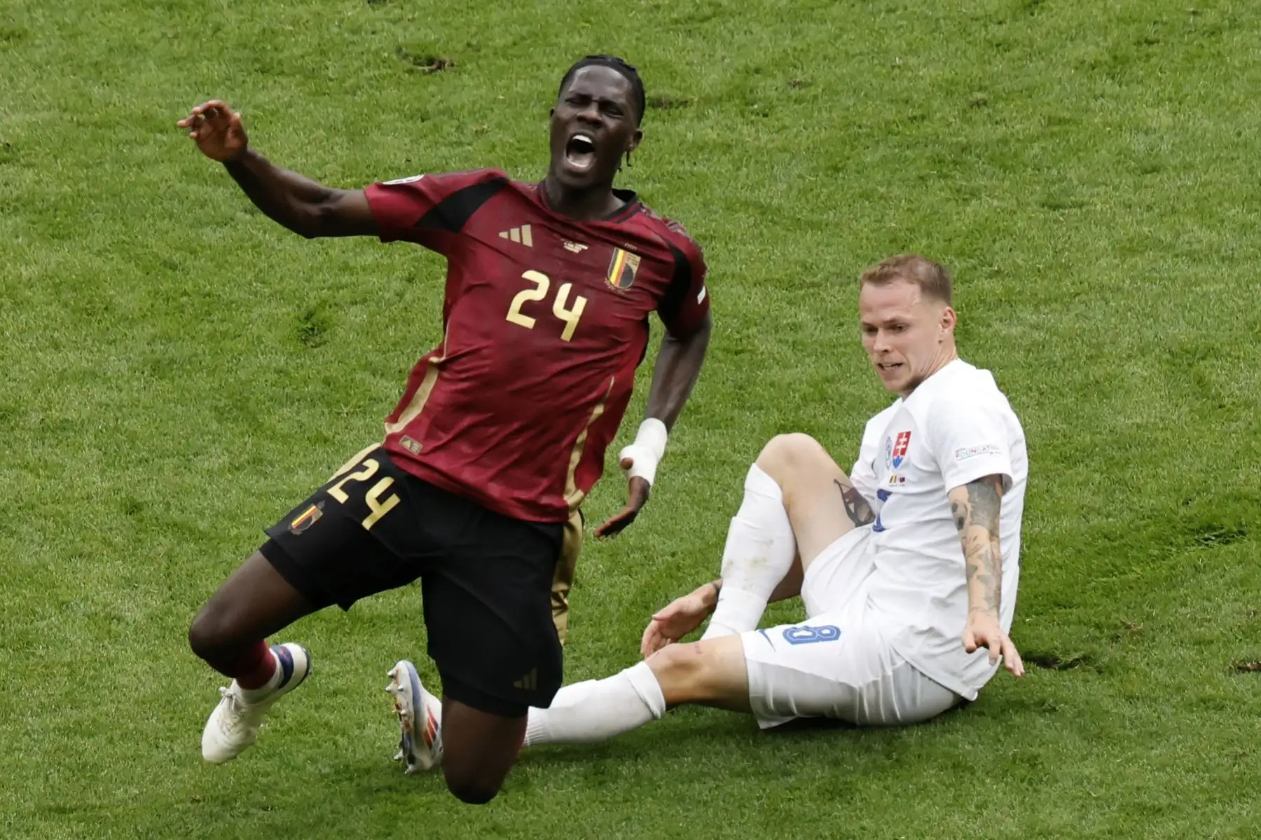 Andrej Duda de Eslovaquia (d) en acción contra Amadou Onana de Bélgica durante el partido del grupo E de la UEFA EURO 2024 entre Bélgica y Eslovaquia, en Frankfurt Main (Alemania). Foto: EFE