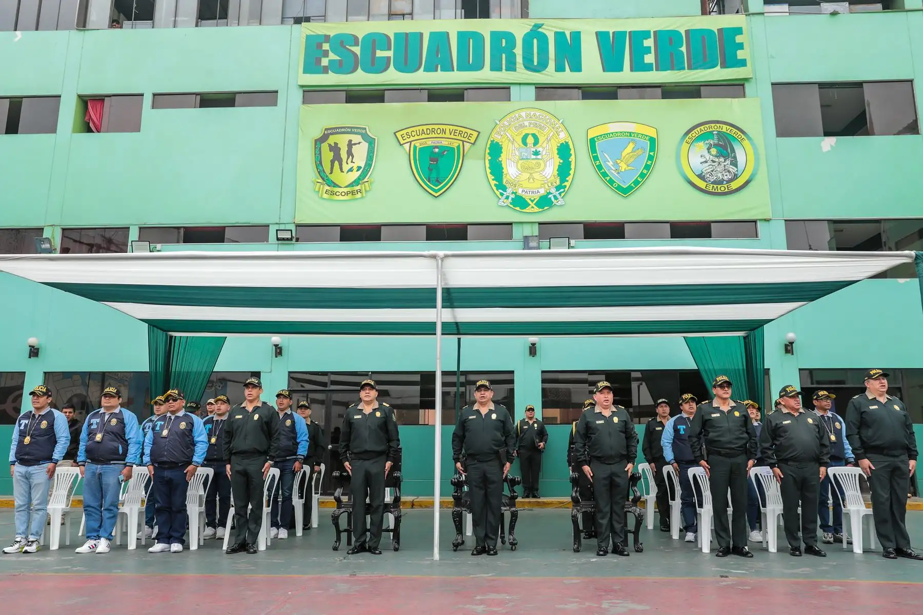 El Comandante General de la PNP Víctor José Zanabria Angulo, preside la ceremonia de reconocimiento a los agentes del Escuadrón Verde por su destacada labor durante diversas intervenciones.
Foto: PNP