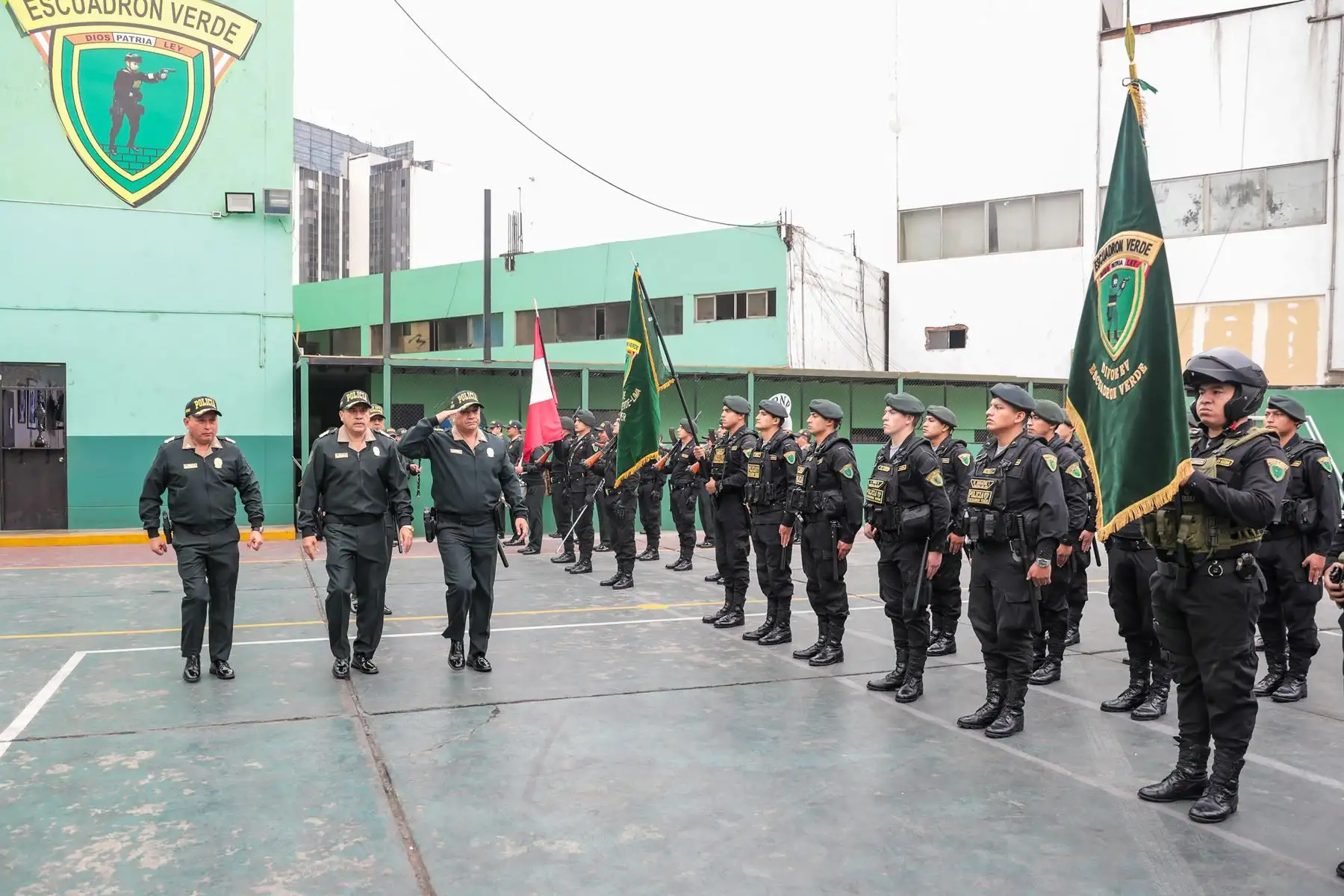 El Comandante General de la PNP Víctor José Zanabria Angulo, preside la ceremonia de reconocimiento a los agentes del Escuadrón Verde por su destacada labor durante diversas intervenciones.
Foto: PNP