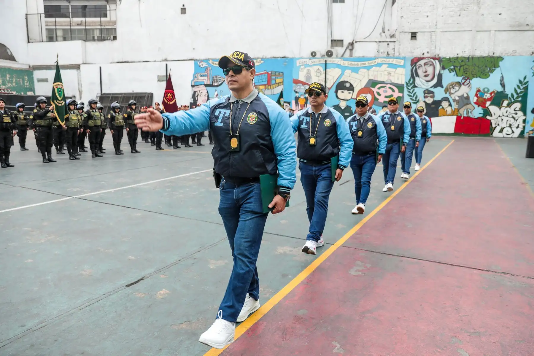 El Comandante General de la PNP Víctor José Zanabria Angulo, preside la ceremonia de reconocimiento a los agentes del Escuadrón Verde por su destacada labor durante diversas intervenciones.
Foto: PNP