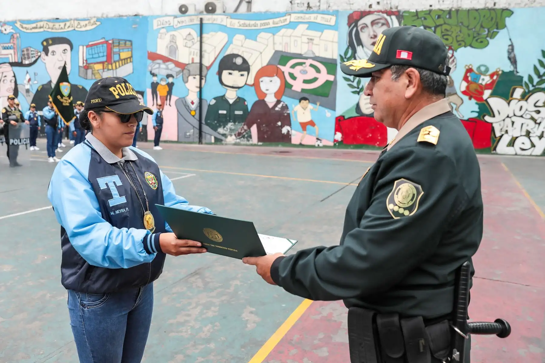 El Comandante General de la PNP Víctor José Zanabria Angulo, preside la ceremonia de reconocimiento a los agentes del Escuadrón Verde por su destacada labor durante diversas intervenciones.
Foto: PNP