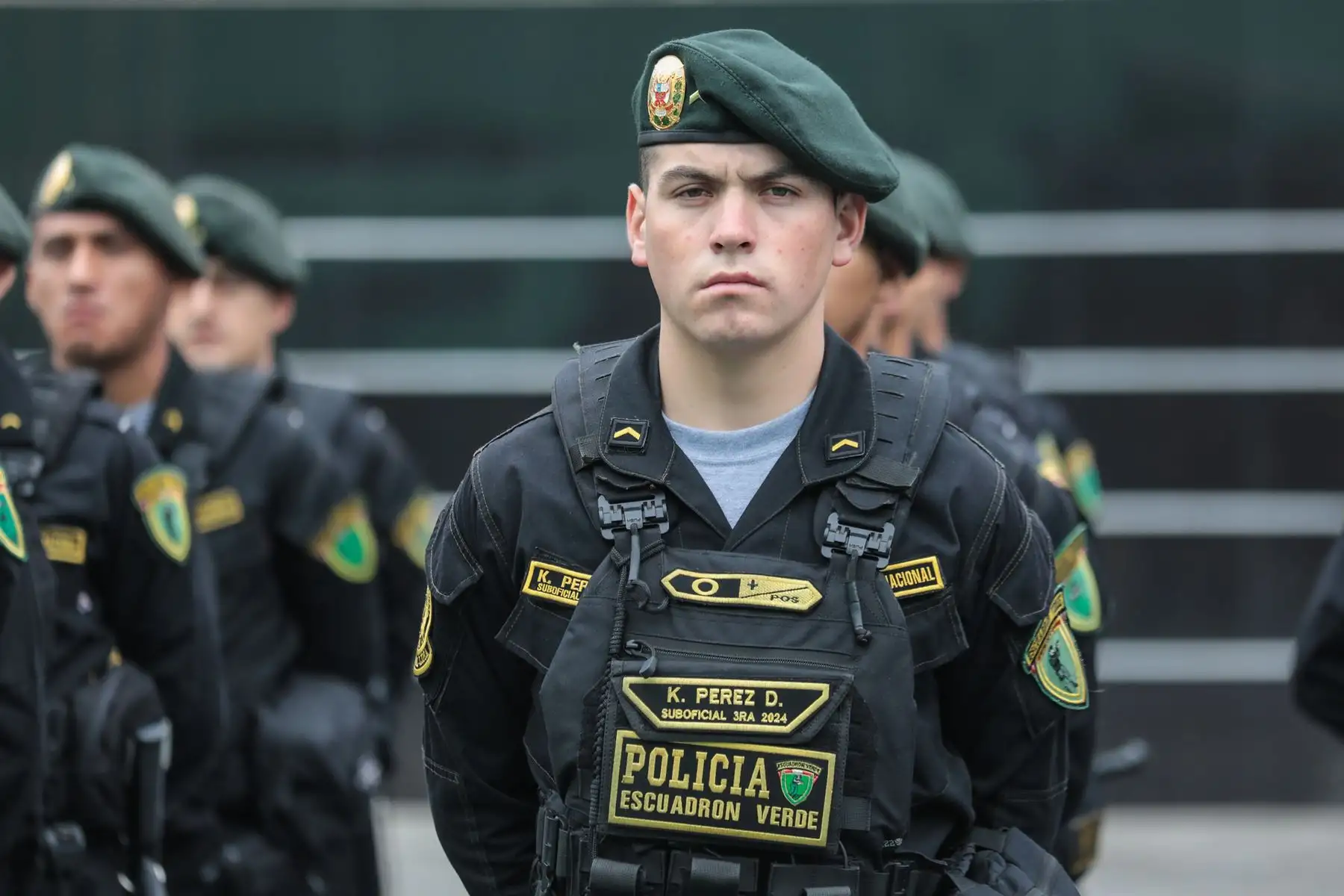 El Comandante General de la PNP Víctor José Zanabria Angulo, preside la ceremonia de reconocimiento a los agentes del Escuadrón Verde por su destacada labor durante diversas intervenciones.
Foto: PNP
