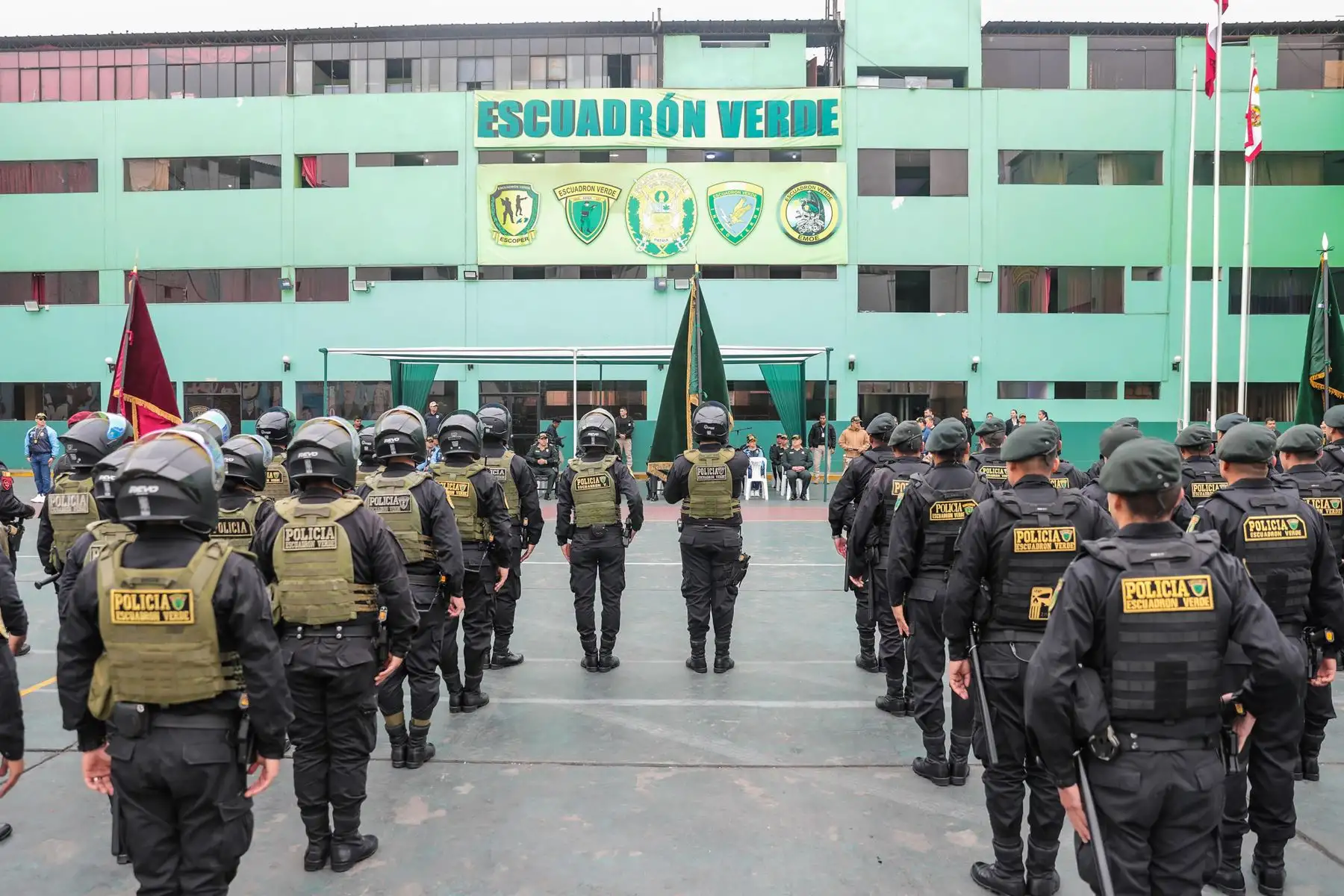 El Comandante General de la PNP Víctor José Zanabria Angulo, preside la ceremonia de reconocimiento a los agentes del Escuadrón Verde por su destacada labor durante diversas intervenciones.
Foto: PNP