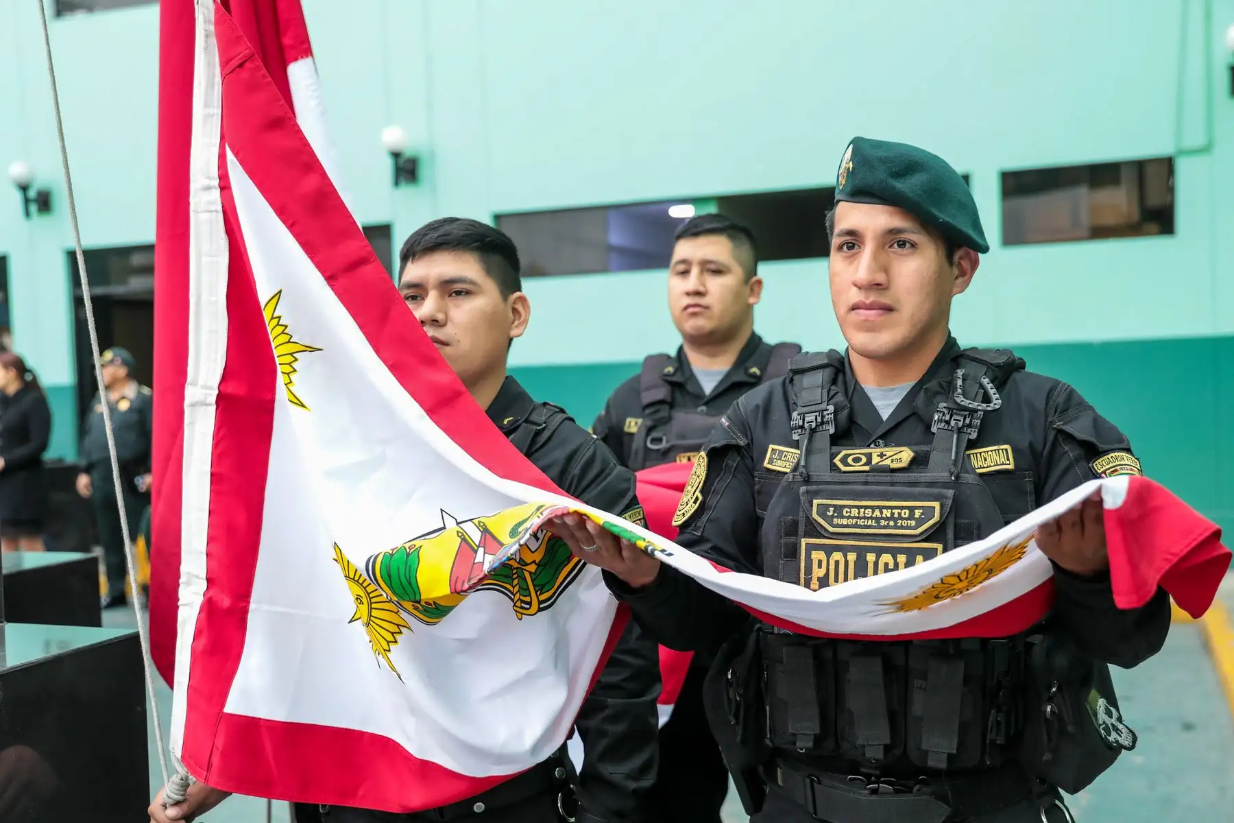 El Comandante General de la PNP Víctor José Zanabria Angulo, preside la ceremonia de reconocimiento a los agentes del Escuadrón Verde por su destacada labor durante diversas intervenciones.
Foto: PNP