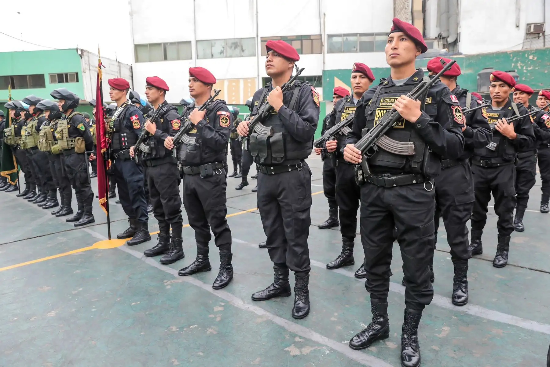 El Comandante General de la PNP Víctor José Zanabria Angulo, preside la ceremonia de reconocimiento a los agentes del Escuadrón Verde por su destacada labor durante diversas intervenciones.
Foto: PNP