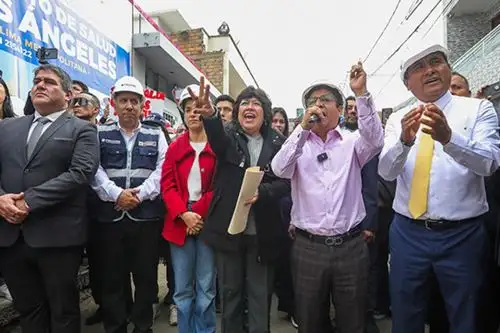 El ministro de Salud, César Vásquez Sánchez, colocó la primera piedra del futuro Centro de Salud “Villa Los Ángeles”, ubicado en el distrito del Rímac. Foto: Minsa