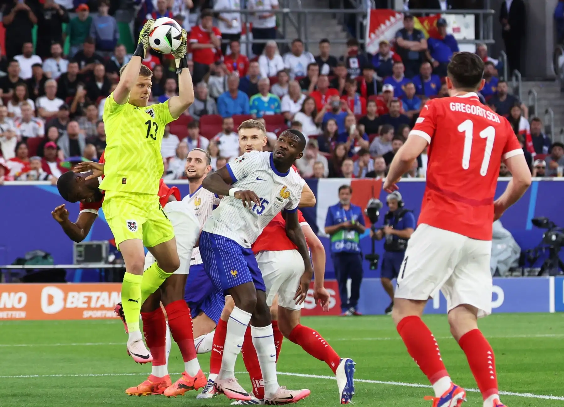 El portero austriaco Patrick Pentz en acción durante el partido de fútbol del grupo D de la UEFA EURO 2024 entre Austria y Francia, en Dusseldorf, Alemania.  Foto: ANDINA/EFE