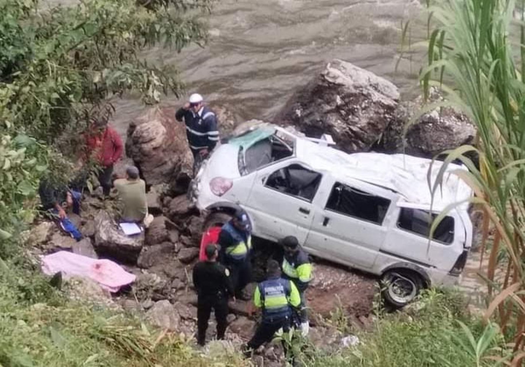 Despiste de vehículo en la carretera a Oxapampa, región Pasco, dejó dos personas fallecidas y siete heridas de consideración. ANDINA/Difusión
