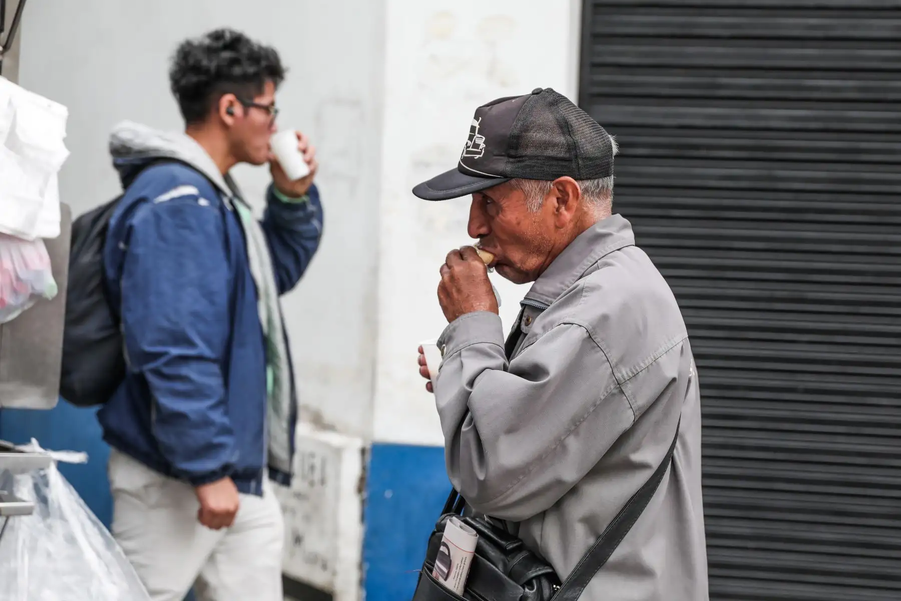 Limeños empiezan la mañana calentando el cuerpo con una variedad de bebidas como maca, quinua, emoliente y café.
Foto: ANDINA/Connie Calderon