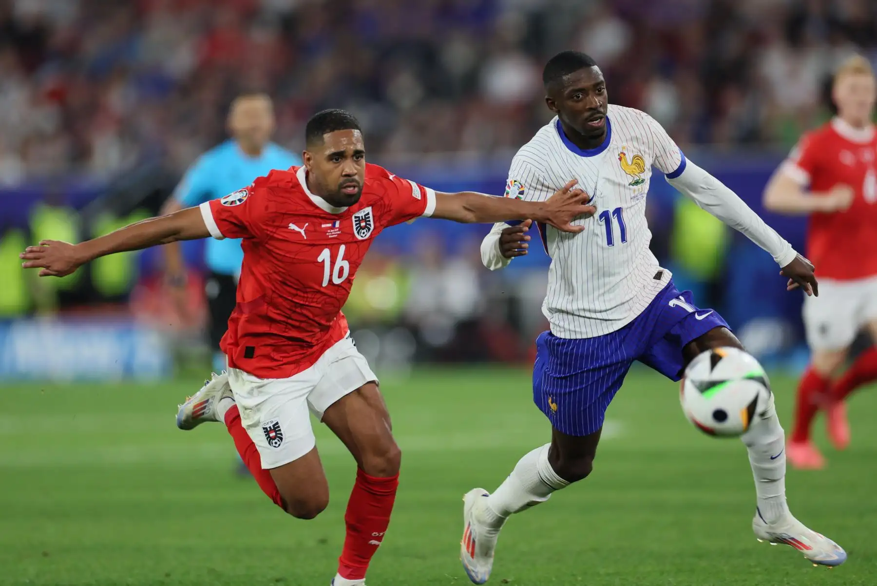Phillipp Mwene  de Austria y Ousmane Dembele de Francia en acción durante el partido de fútbol del grupo D de la UEFA EURO 2024 entre Austria y Francia, en Duesseldorf, Alemania. Foto: ANDINA /EFE