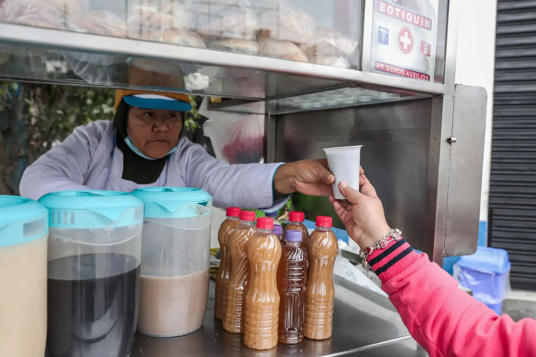 El emoliente, elaborada a base de hierbas medicinales como cebada, linaza y cola de caballo, brinda beneficios en los sistemas digestivo, respiratorio y reproductor.
Foto: ANDINA/Connie Calderon