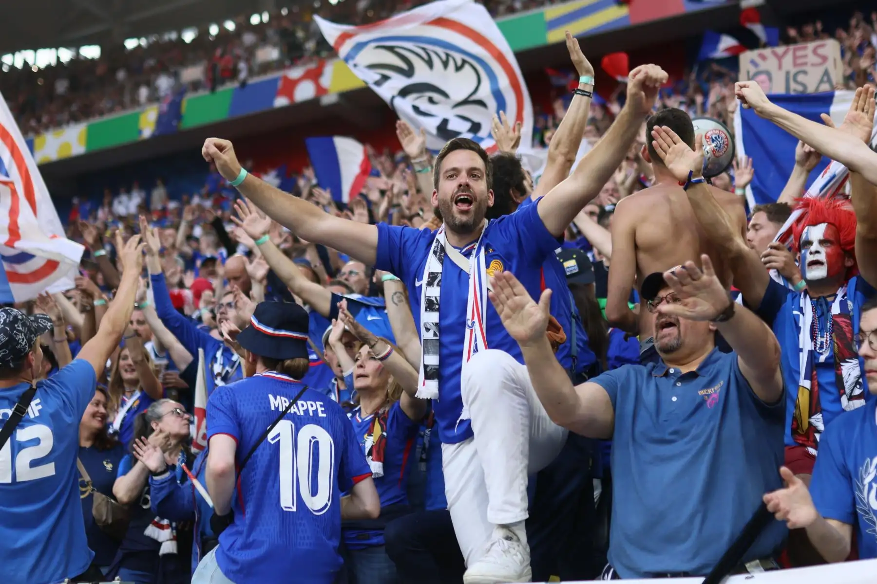 Los seguidores de Francia celebran antes del partido de fútbol del grupo D de la UEFA EURO 2024 entre Austria y Francia, en Dusseldorf, Alemania. Foto: ANDINA/EFE