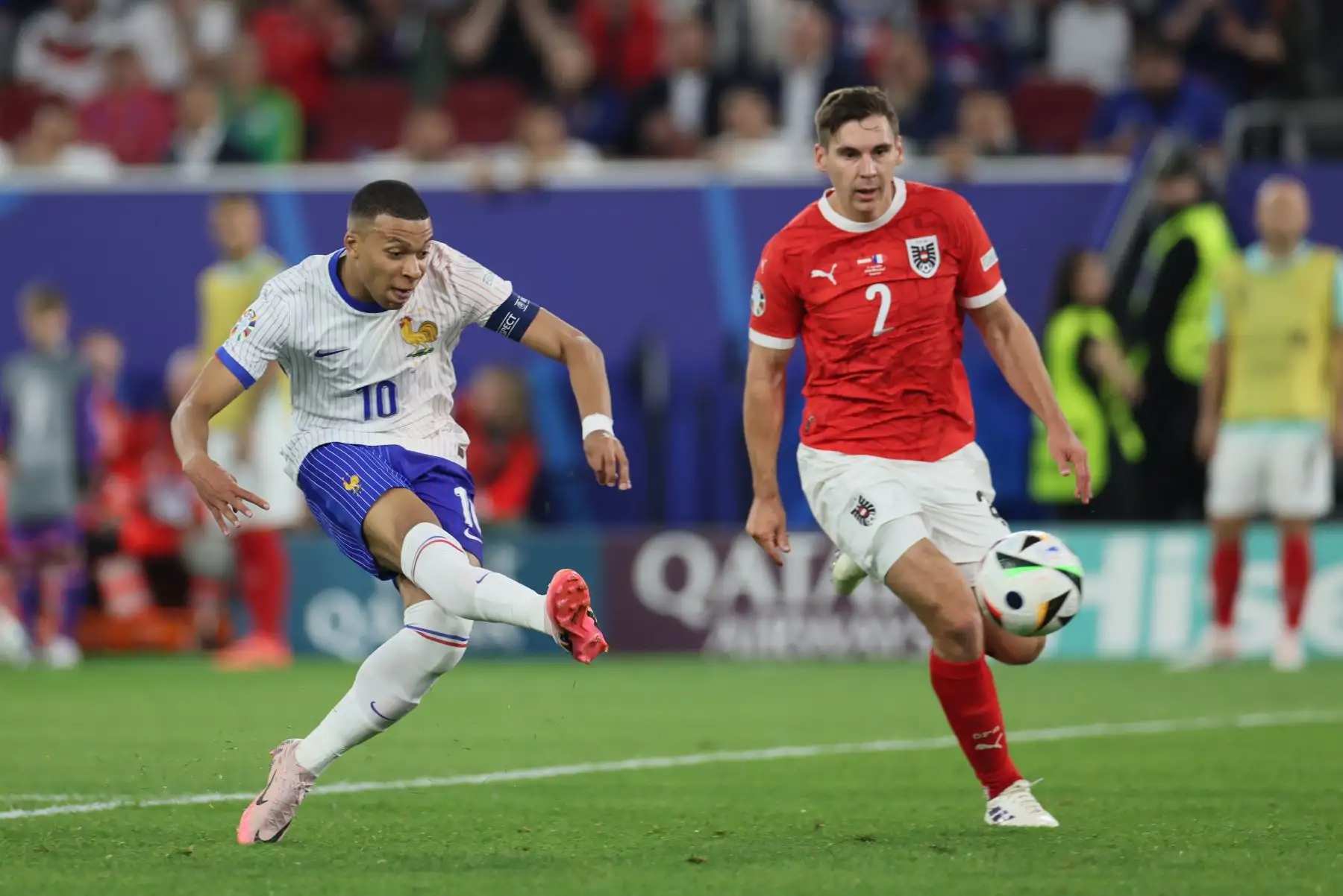 Maximilian Woeber de Austria y Kylian Mbappe de Francia en acción durante el partido de fútbol del grupo D de la UEFA EURO 2024 entre Austria y Francia, en Dusseldorf, Alemania. Foto. ANDINA/ EFE