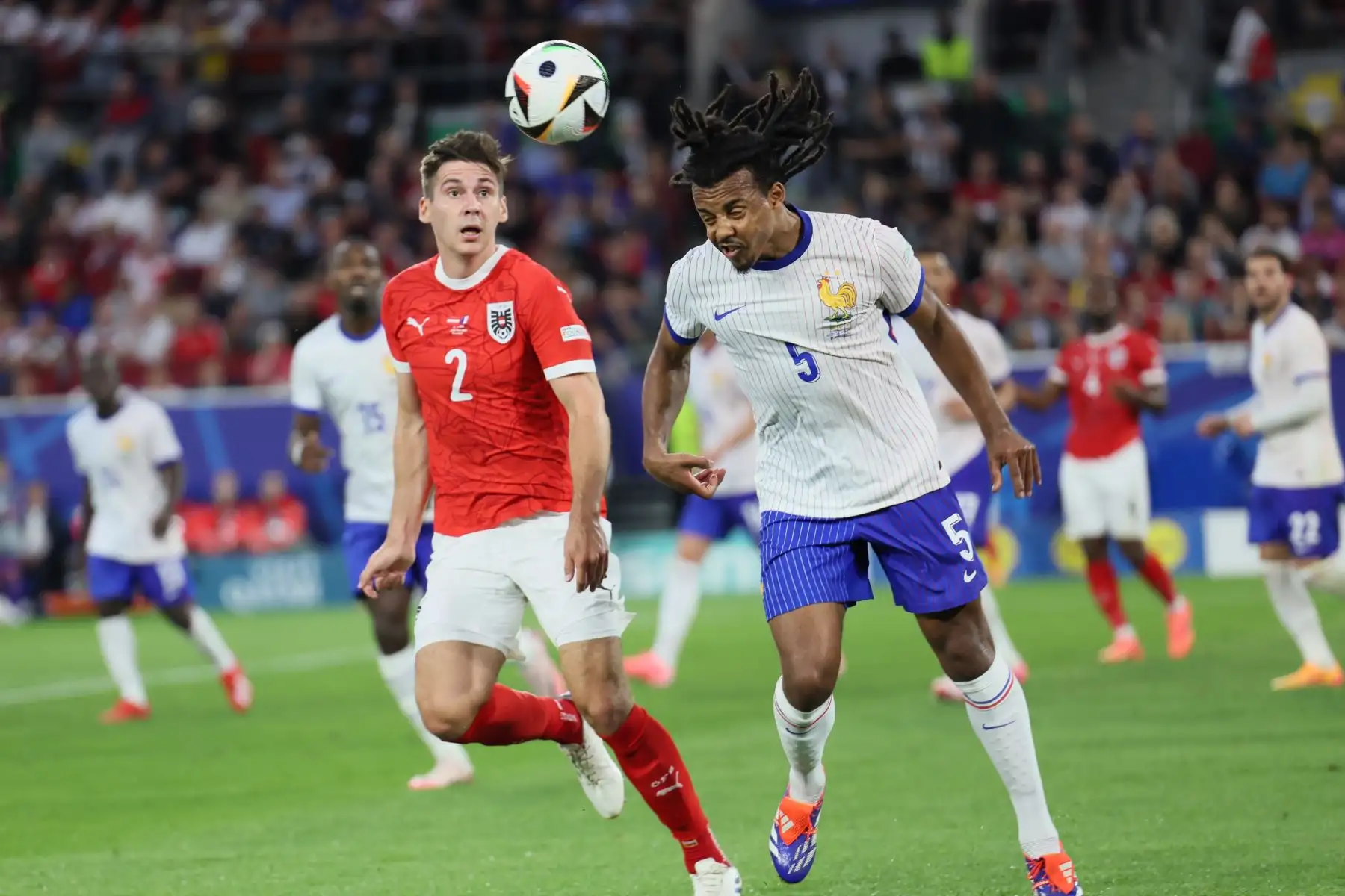 Maximilian Woeber de Austria y Jules Kounde de Francia en acción durante el partido de fútbol del grupo D de la UEFA EURO 2024 entre Austria y Francia, en Dusseldorf, Alemania.
Foto: ANDINA/EFE