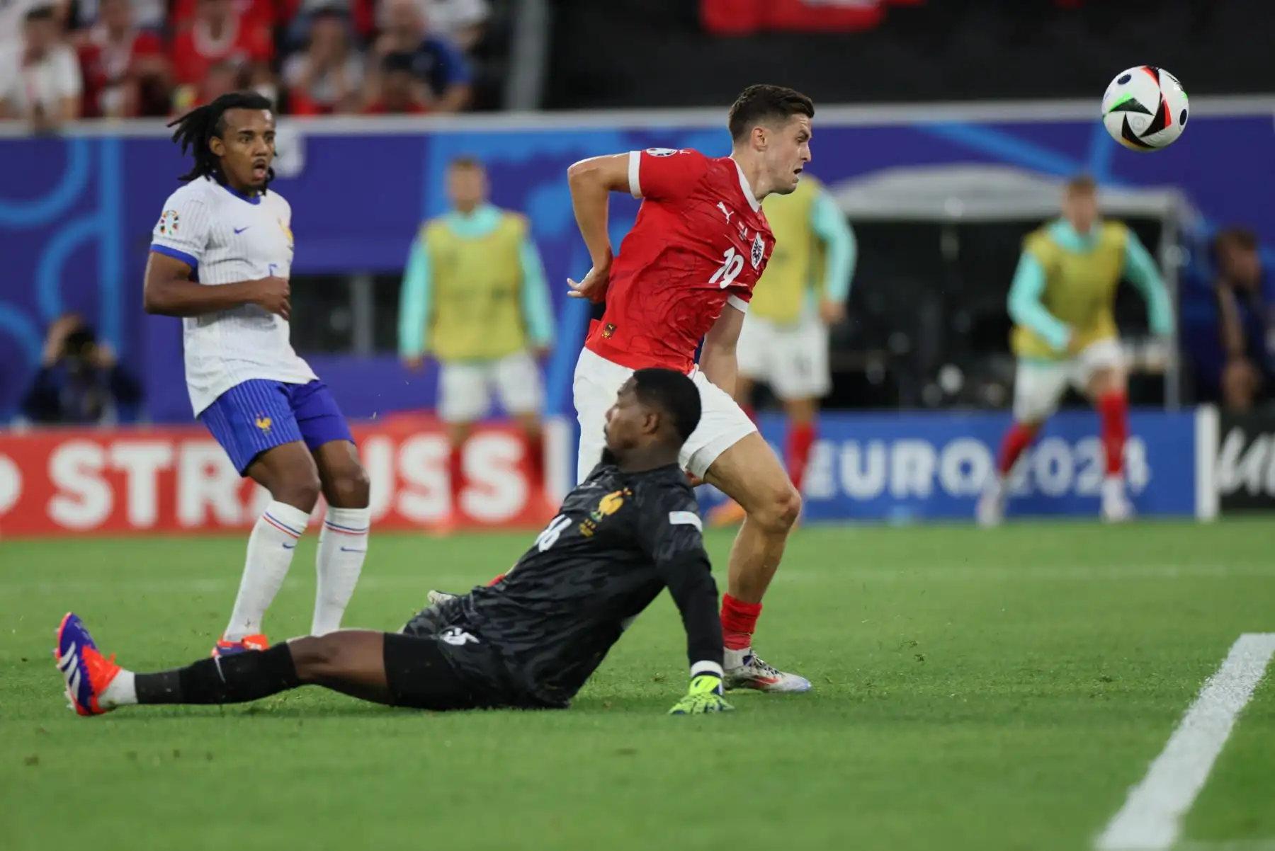 Christoph Baumgartner  de Austria y Jules Kounde y el portero Mike Maignan de Francia en acción durante el partido de fútbol del grupo D de la UEFA EURO 2024 entre Austria y Francia, En Dusseldorf, Alemania.
Foto: ANDINA/EFE