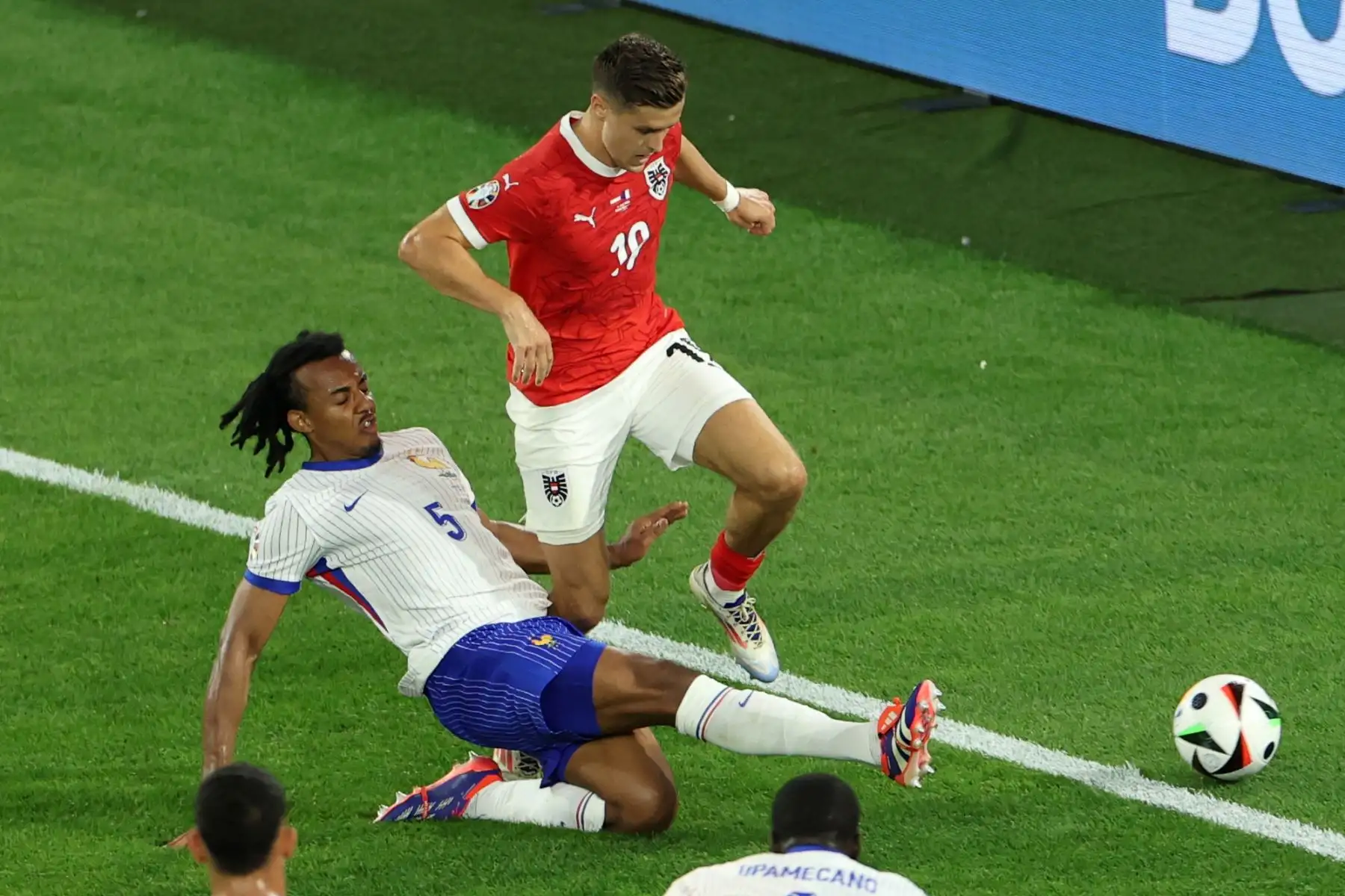 Christoph Baumgartner de Austria en acción contra Jules Kounde de Francia durante el partido de fútbol del grupo D de la UEFA EURO 2024 entre Austria y Francia, en Dusseldorf, Alemania. Foto: ANDINA/ EFE