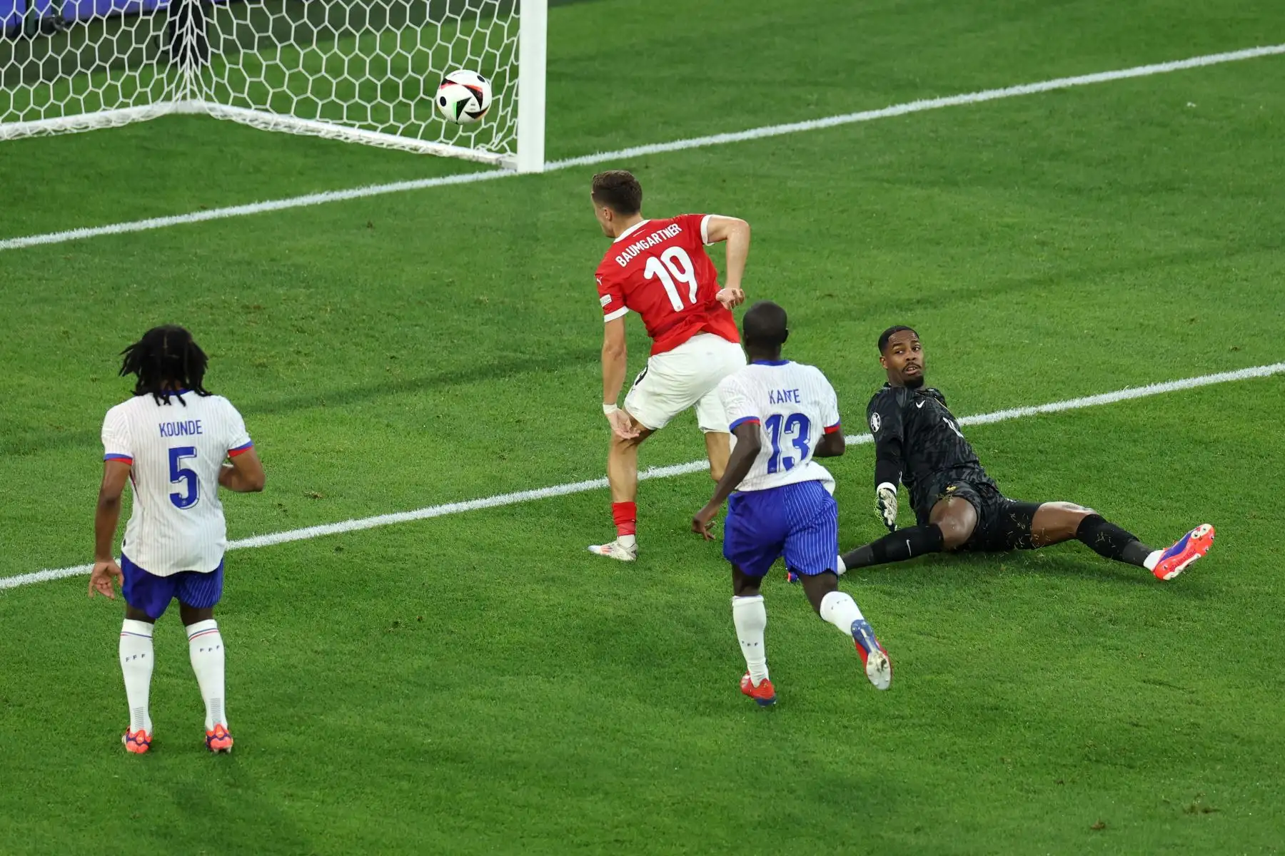 El austriaco Christoph Baumgartner pierde una oportunidad durante el partido de fútbol del grupo D de la UEFA EURO 2024 entre Austria y Francia, en Dusseldorf, Alemania. Foto: ANDINA/EFE