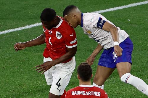 Mbappé choca con el hombro de un defensa austriaco