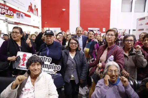 Ministro de Trabajo y Promoción del Empleo, Daniel Maurate, inauguró la "Maratón del Empleo Plateada" que brinda oportunidades de empleo a los adultos mayores. Foto: Cortesía.
