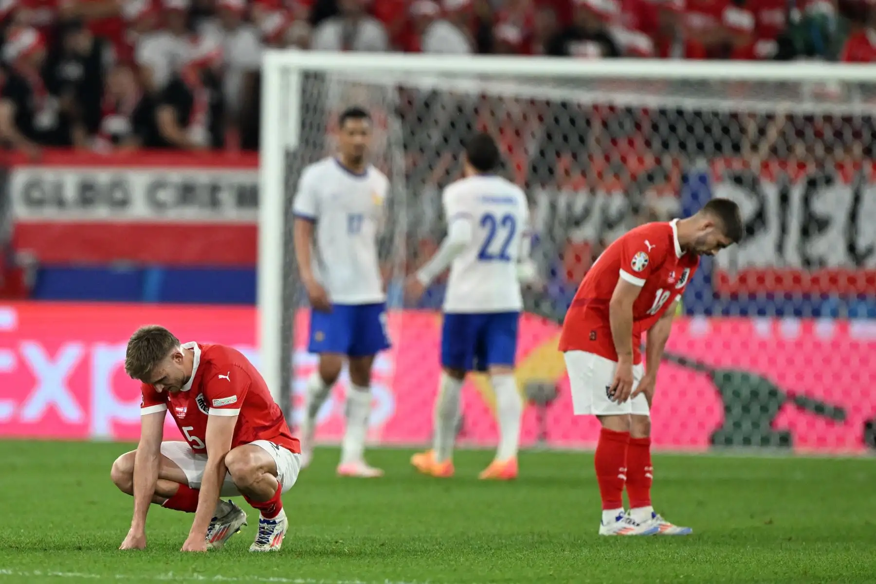 El defensa austriaco Stefan Posch reacciona ante la derrota de su equipo en el partido de fútbol del Grupo D de la UEFA Euro 2024 entre Austria y Francia. Foto. ANDINA/AFP