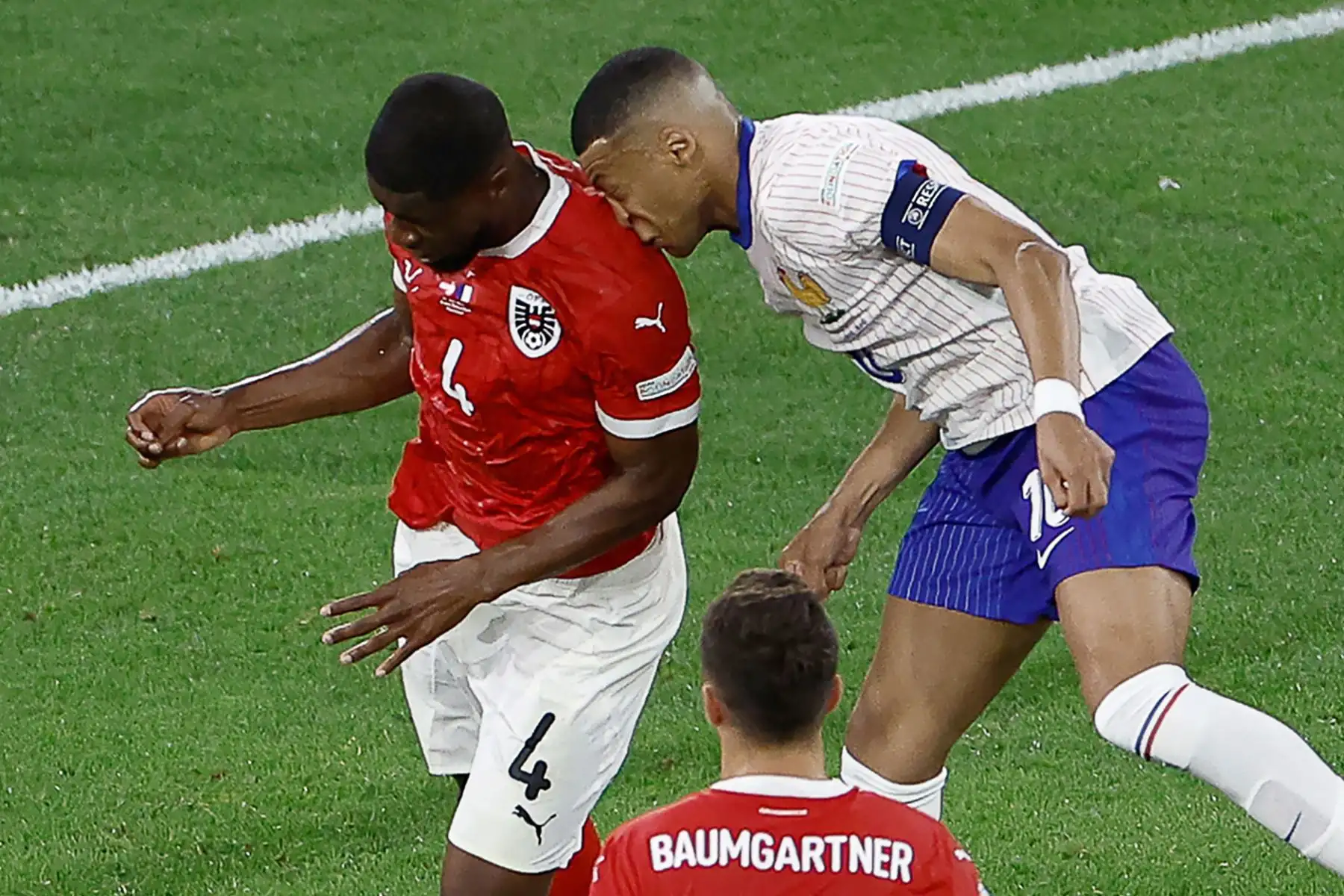 La estrella de la selección francesa Kylian Mbappé se fracturó la nariz durante el primer partido de los 